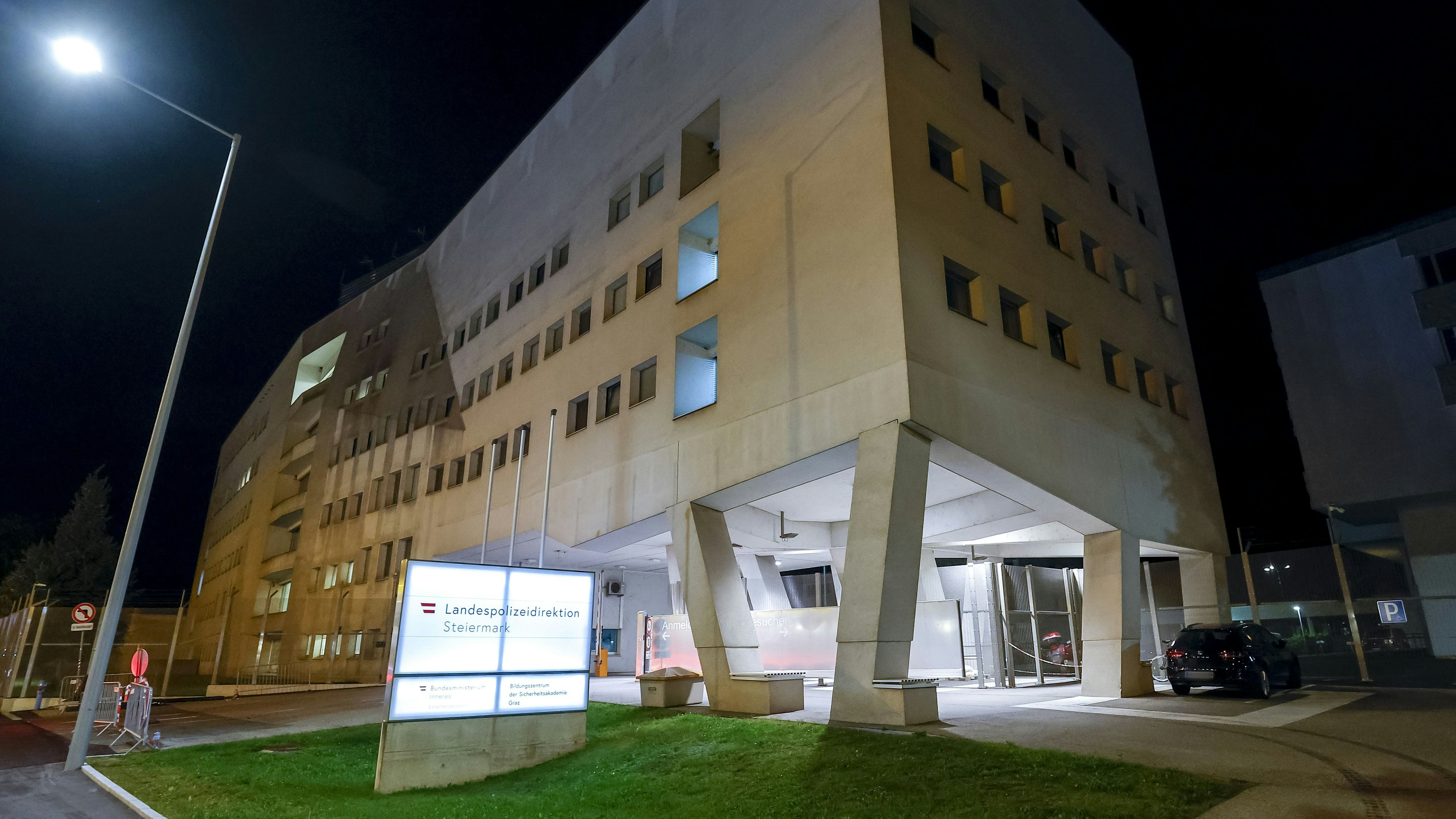  Ein 27-jähriger Polizist ist am Mittwoch in den Trainingsräumlichkeiten im Keller der Landespolizeidirektion bei einer Übung durch einen Schuss aus einer Dienstwaffe tödlich verletzt worden.