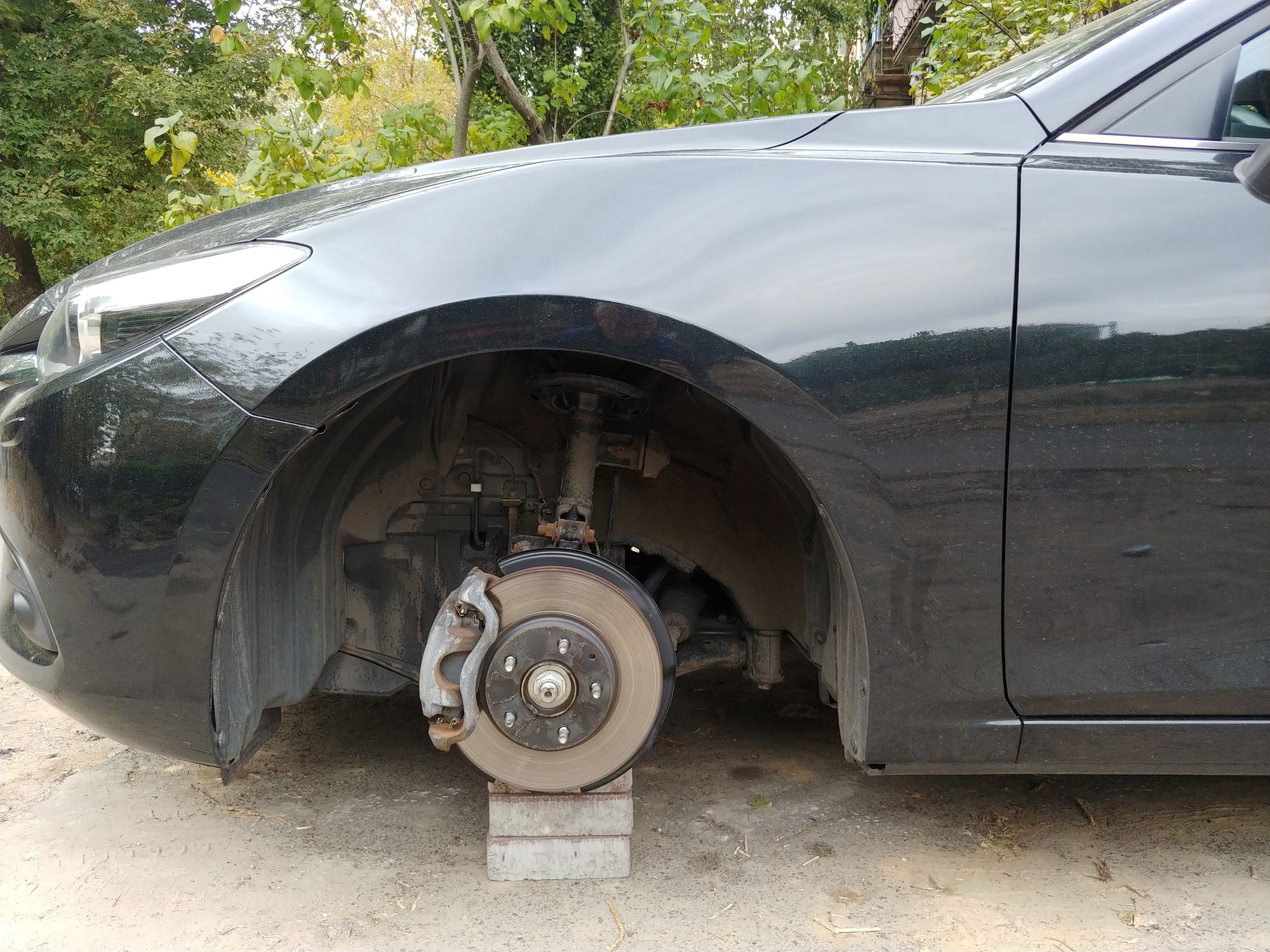 Der Autohändler fand seine Wagen aufgebockt und ohne Räder vor. Symbolbild