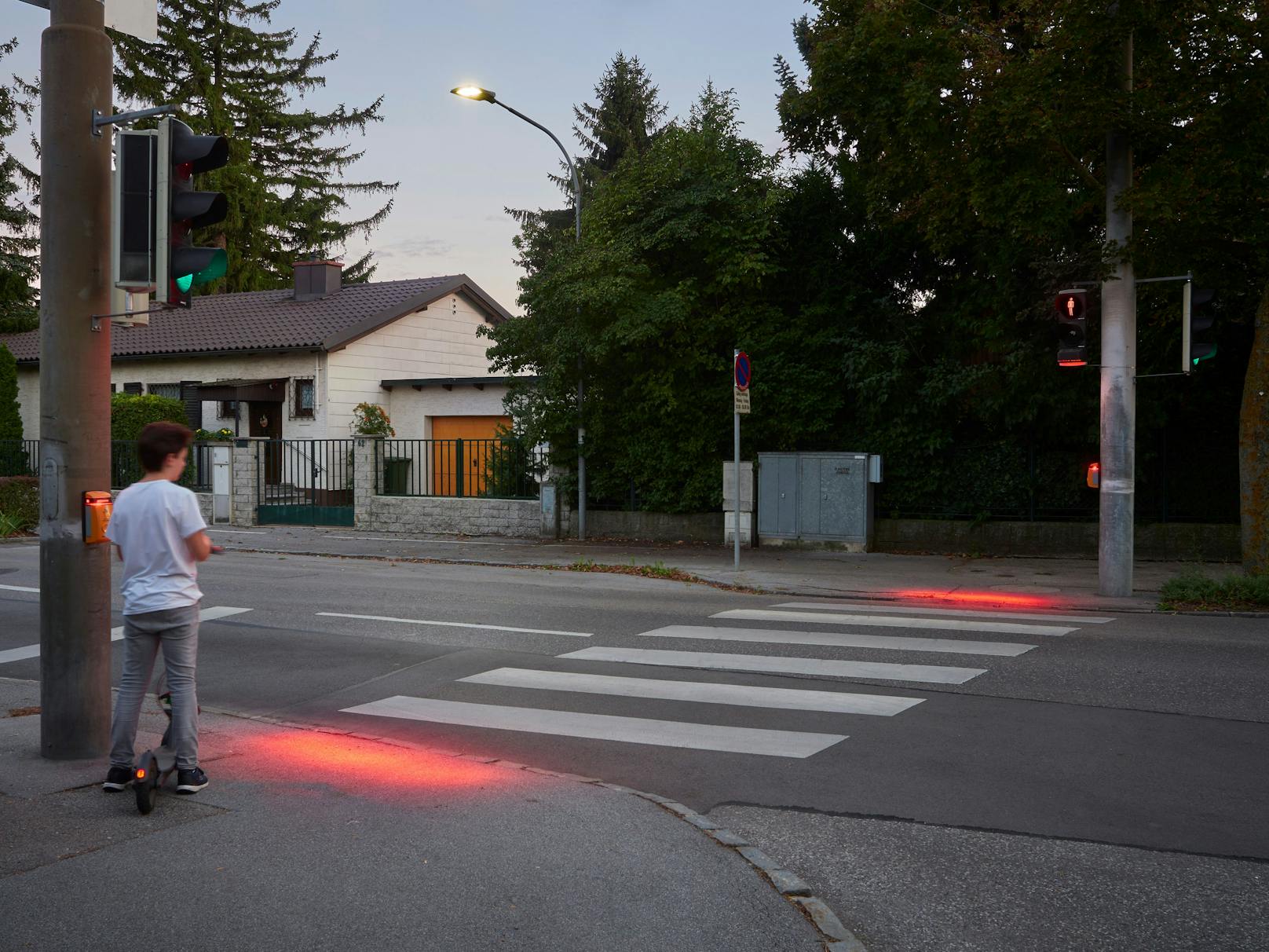 Hightech-Ampel warnt Fußgänger, die auf Handy starren