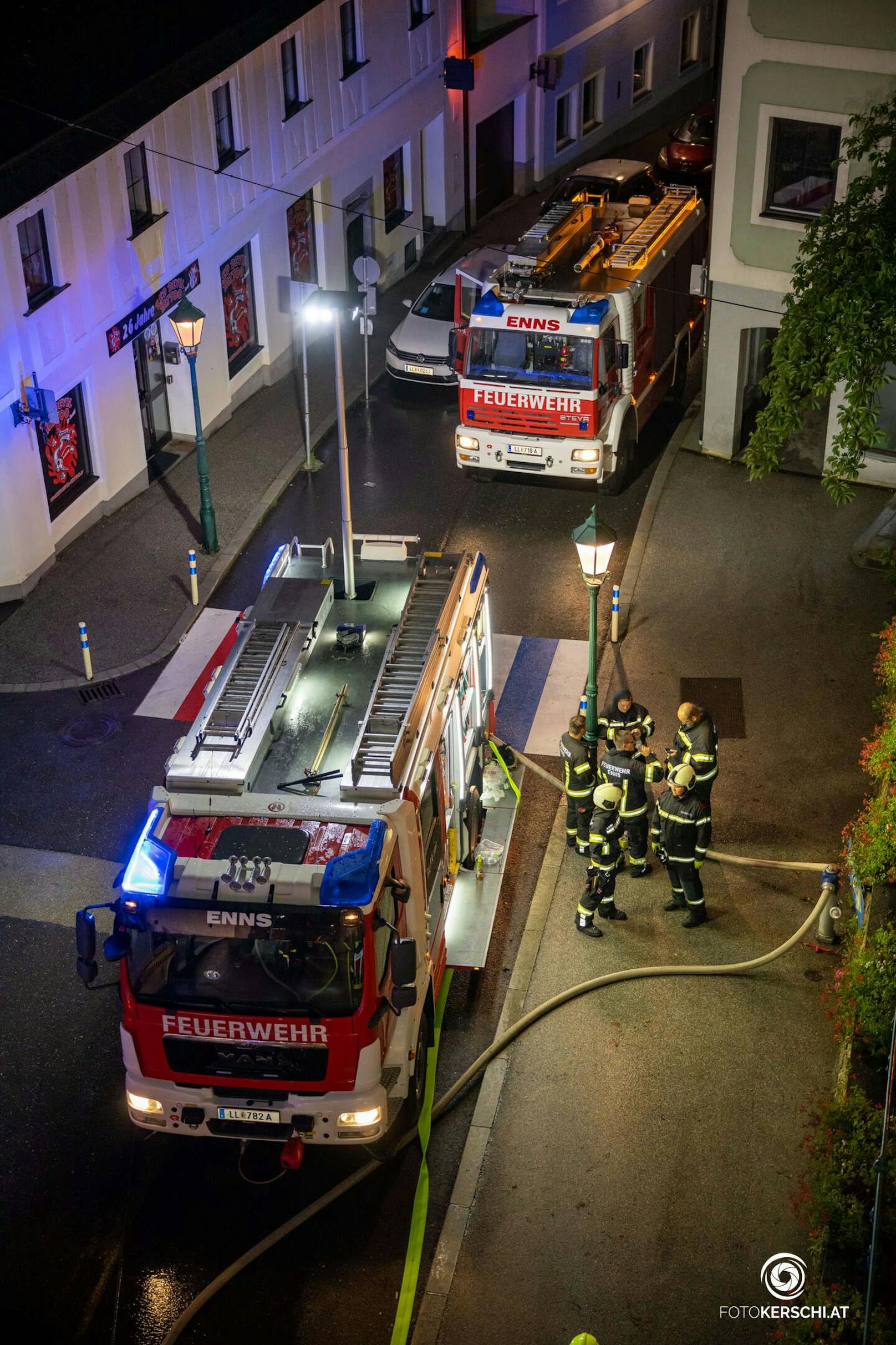 Zu einem Wohnungsbrand kam es am Montag gegen 19:20 Uhr in Enns. Beim Eintreffen der Polizei konnte bereits starke Rauchentwicklung in oberen Stock des Mehrparteienhauses wahrgenommen werden.