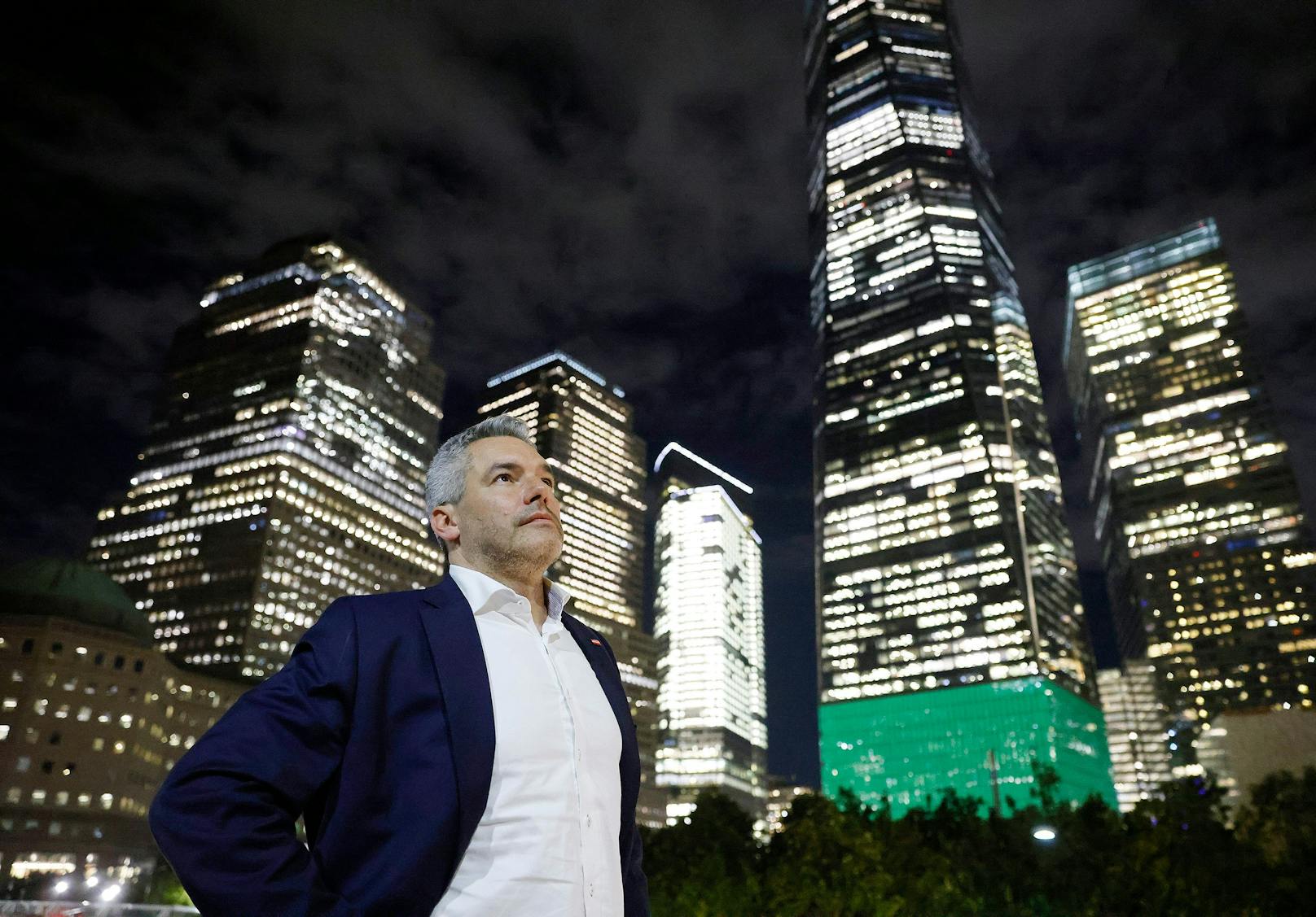 Kanzler Karl Nehammer vor dem One World Trade Center in New York