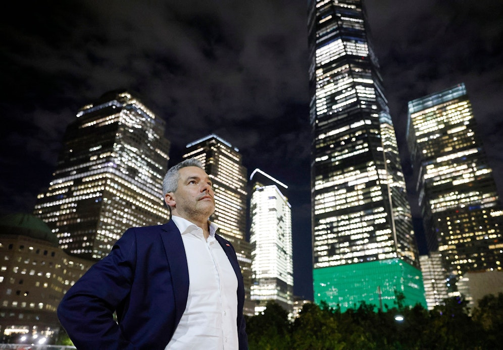 Kanzler Karl Nehammer vor dem One World Trade Center in New York