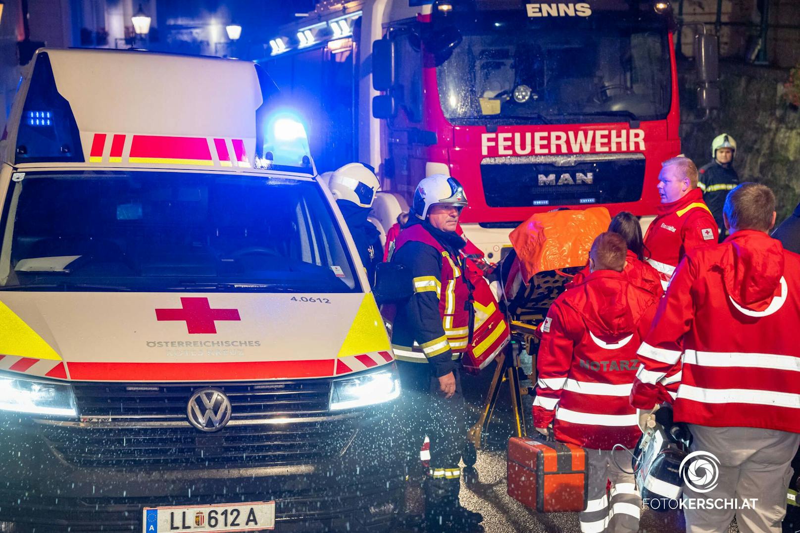 Zu einem Wohnungsbrand kam es am Montag gegen 19:20 Uhr in Enns. Beim Eintreffen der Polizei konnte bereits starke Rauchentwicklung in oberen Stock des Mehrparteienhauses wahrgenommen werden.