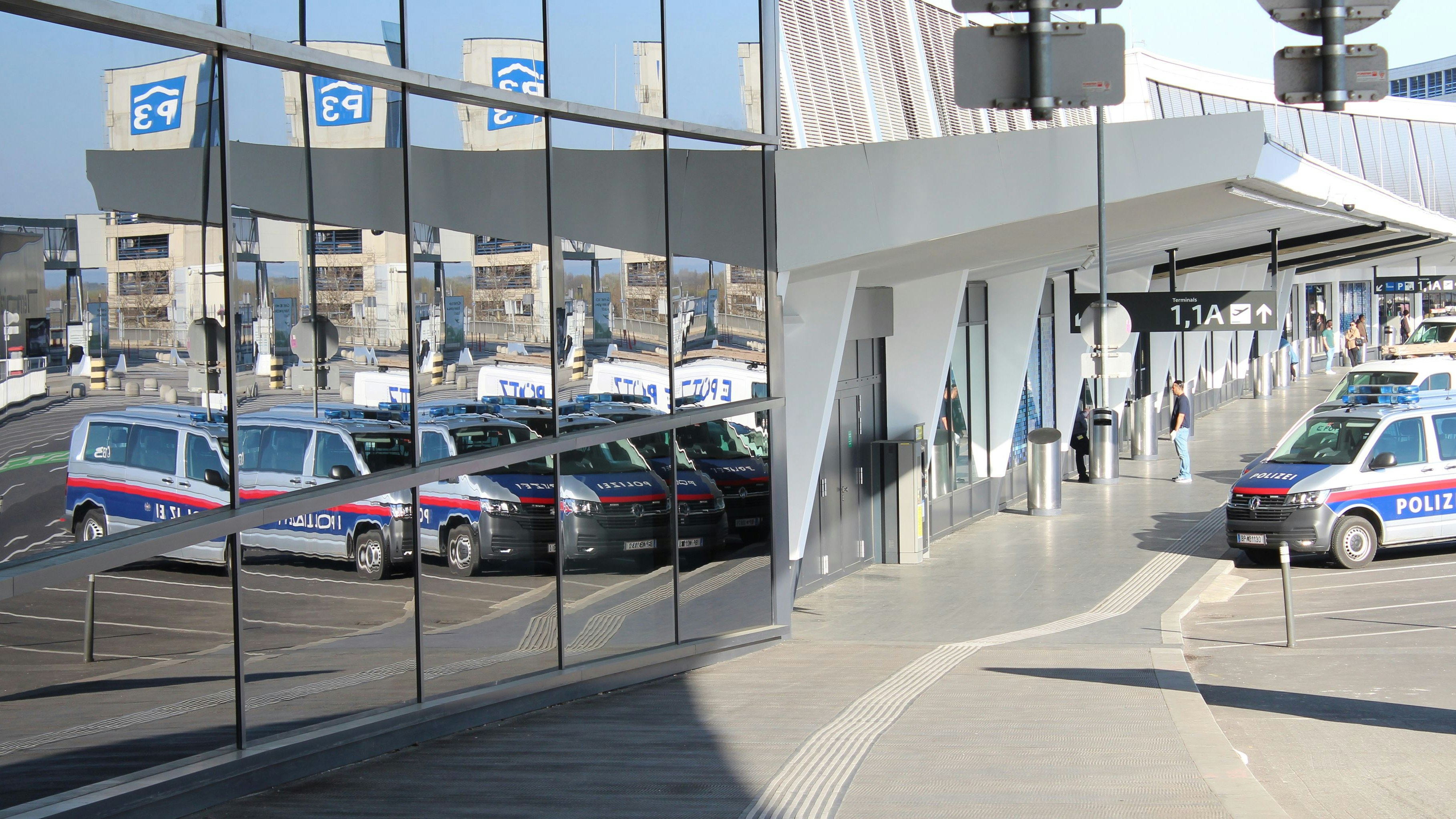 Download von www.picturedesk.com am 20.09.2022 (16:06).  Flughafen Wien Schwechat - Polizei Wien Schwechat , Flughafen, 15. 04. 2022 Flughafen Wien Schwechat - Polizei - Sicherheit Copyright Karl Schöndorfer TOPPRESS - 20220415_PD13369 - Rechteinfo: Rights Managed (RM)