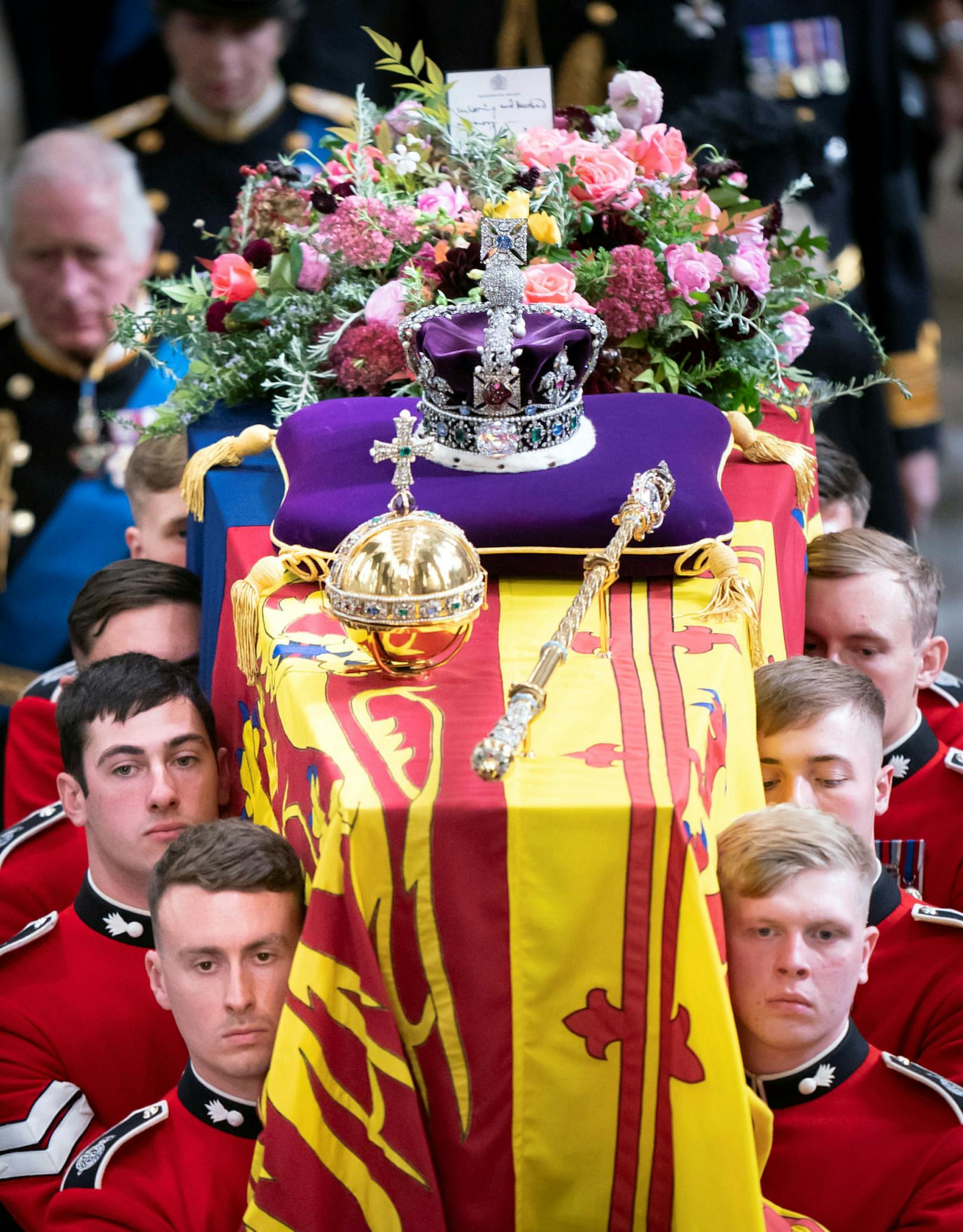 Die St. Edwards Crown mit dem Reichsapfel links und dem Zepter rechts auf dem Sarg von Elizabeth II.