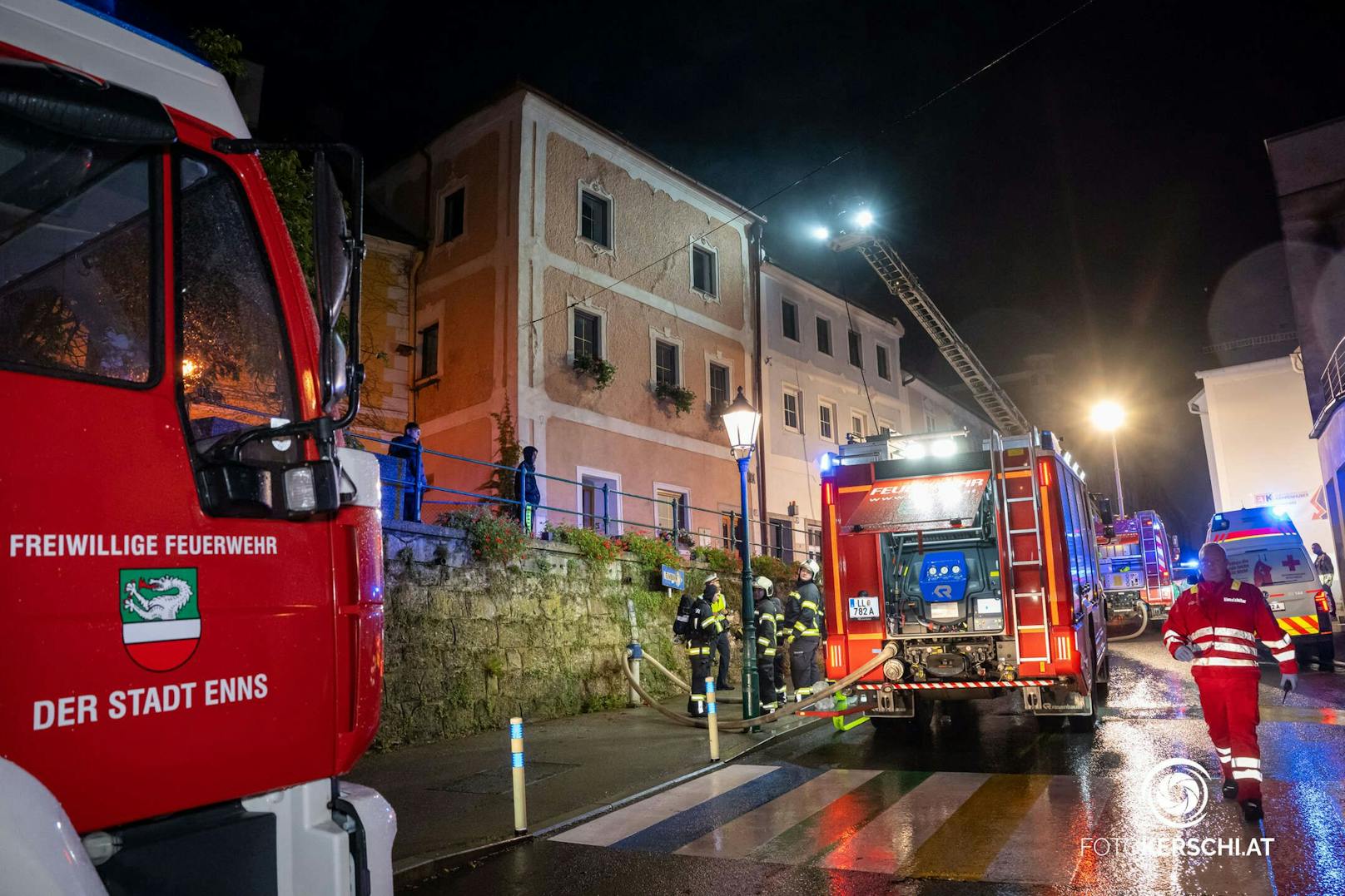 Zu einem Wohnungsbrand kam es am Montag gegen 19:20 Uhr in Enns. Beim Eintreffen der Polizei konnte bereits starke Rauchentwicklung in oberen Stock des Mehrparteienhauses wahrgenommen werden.