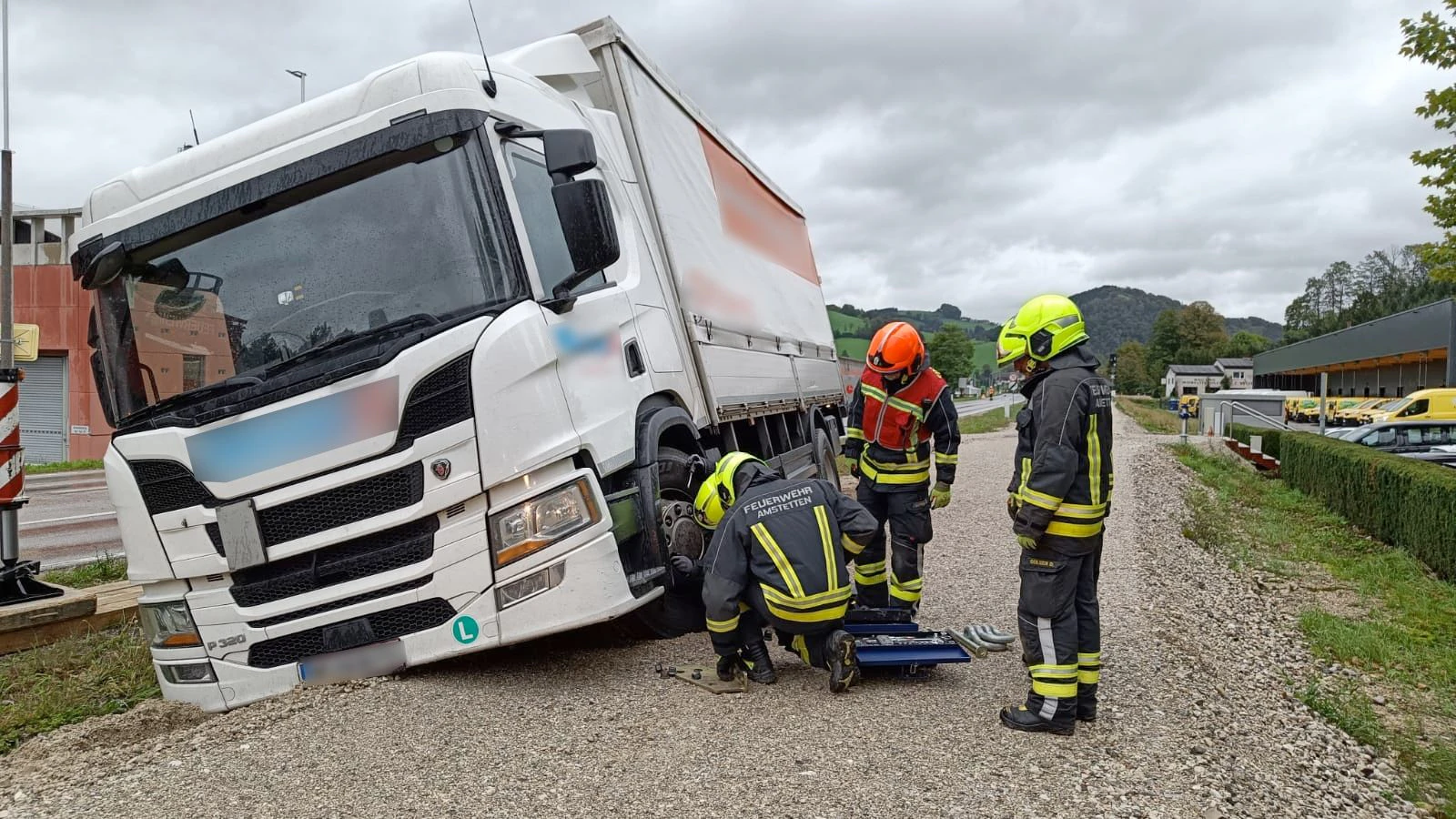 Lkw-Fahrer verirrte sich auf Radweg.