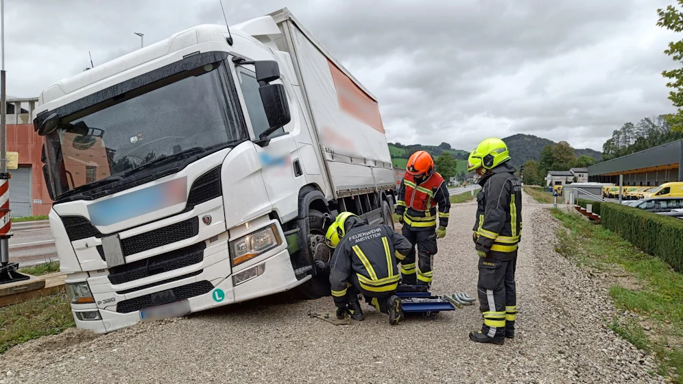 Lkw-Fahrer verirrte sich auf Radweg.