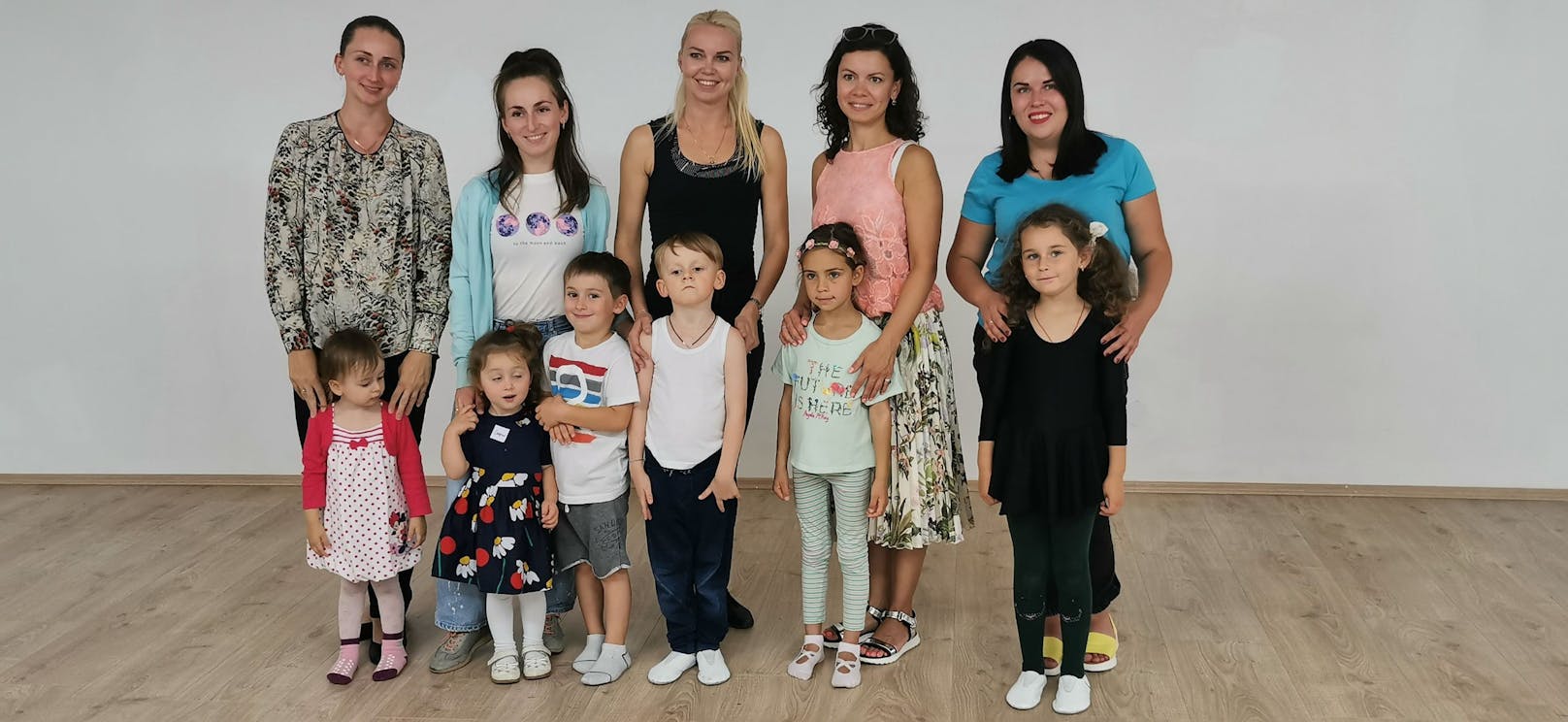 Tanzlehrerin Emrich (3. v. l. oben) unterrichtet in ihrer Freizeit ukrainische Kinder in Vöcklabruck