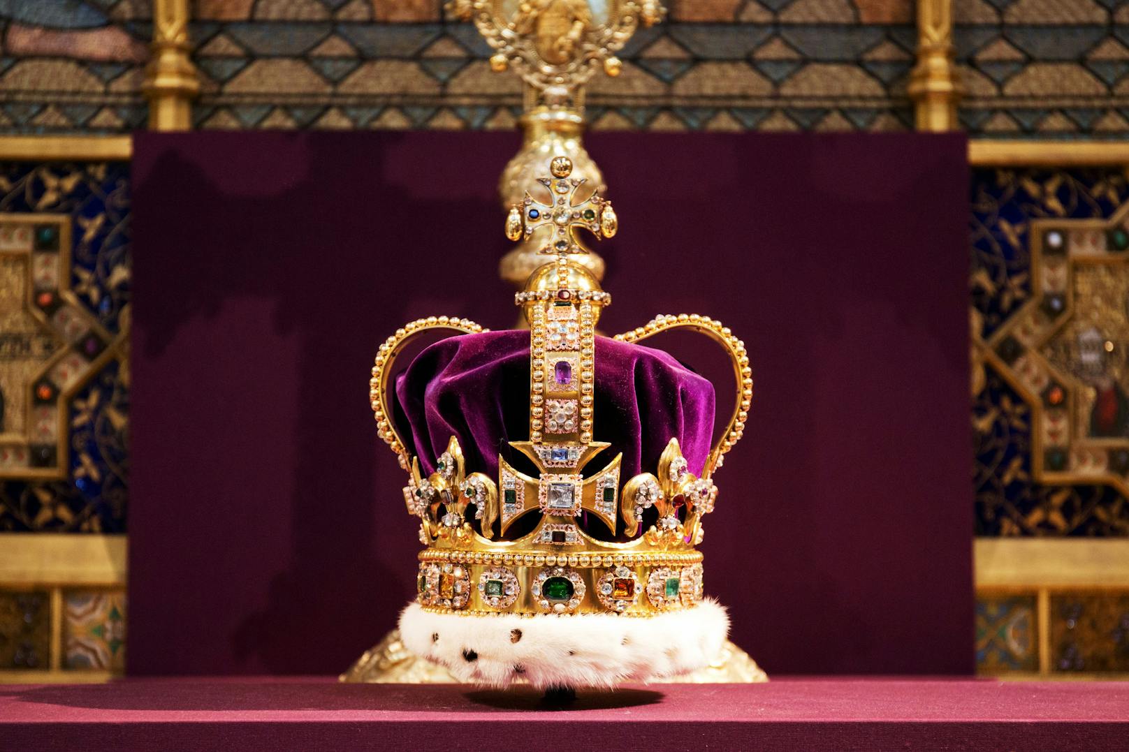 Die St. Edward's Krone aus dem Jahr 1661. Sie besteht aus Gold und ist mit 444 farbigen Edelsteinen besetzt, darunter Rubine, Saphire, Granate und Turmaline. Der Mittelteil besteht aus Samt und Pelz.