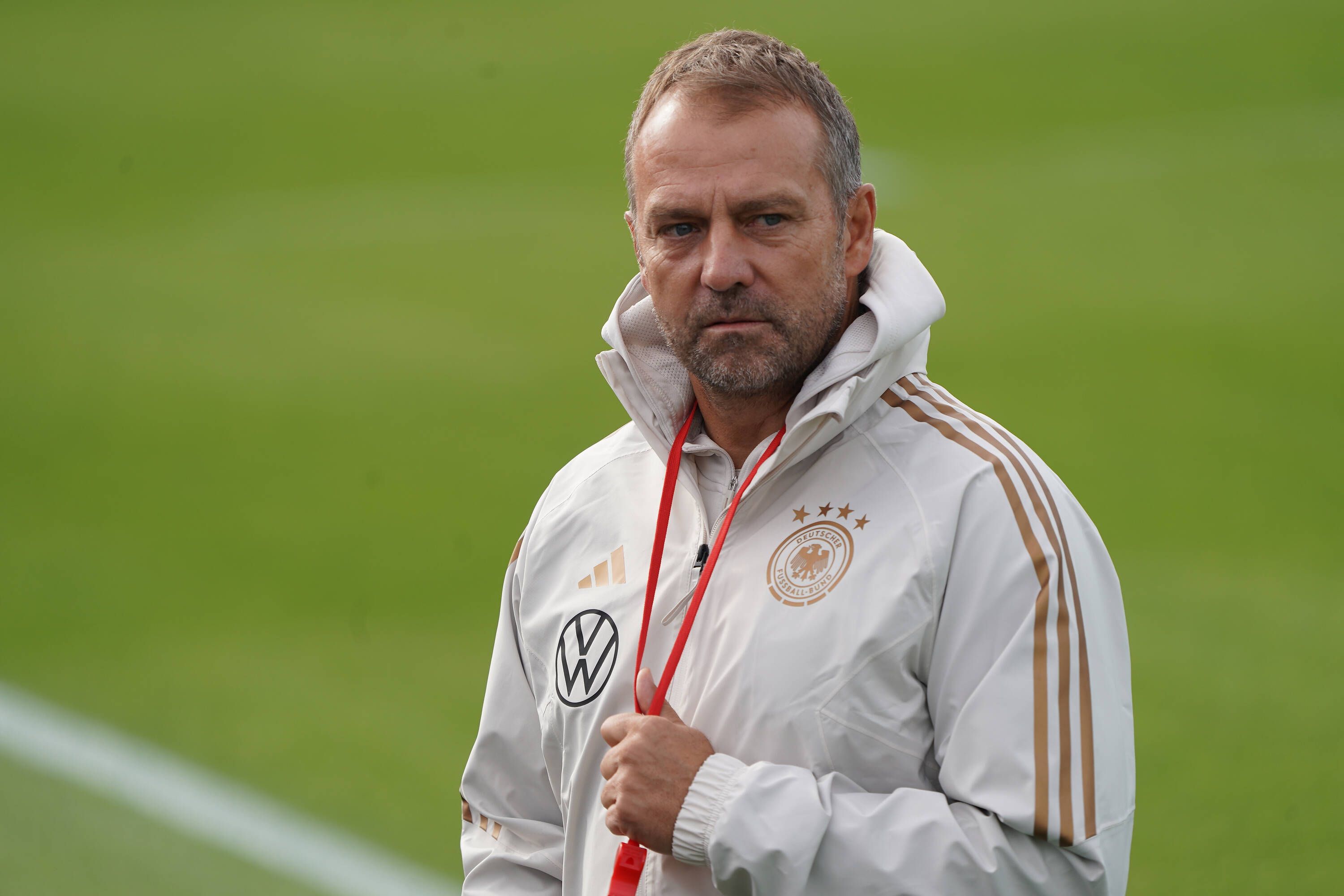 Hansi Flick äußert Kritik an der WM-Vergabe.