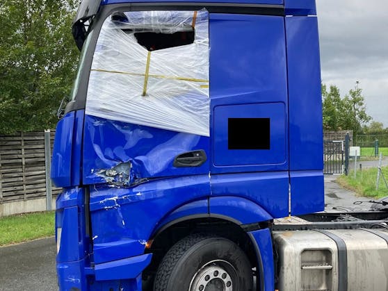 Dieser desolate Lkw wurde von der Salzburger Polizei auf der A1 aus dem Verkehr gezogen.
