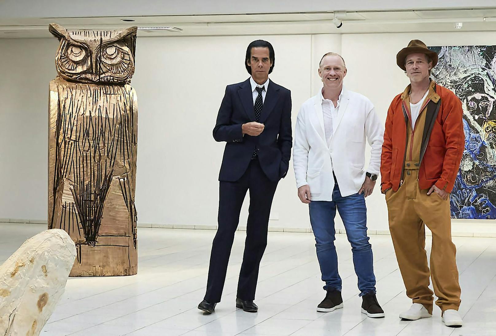 Der britische Künstler Thomas Houseago posiert mit dem US-Schauspieler Brad Pitt und dem australischen Musiker Nick Cave, vor der Eröffnung der Ausstellung "Thomas Houseago".
