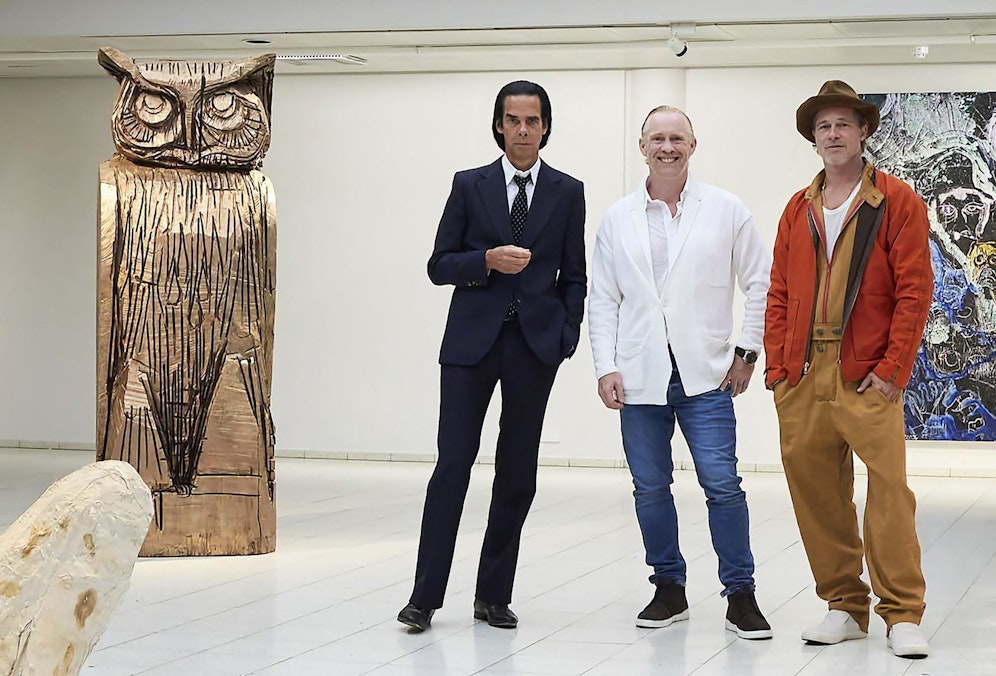 Der britische Künstler Thomas Houseago posiert mit dem US-Schauspieler Brad Pitt und dem australischen Musiker Nick Cave, vor der Eröffnung der Ausstellung Thomas Houseago.