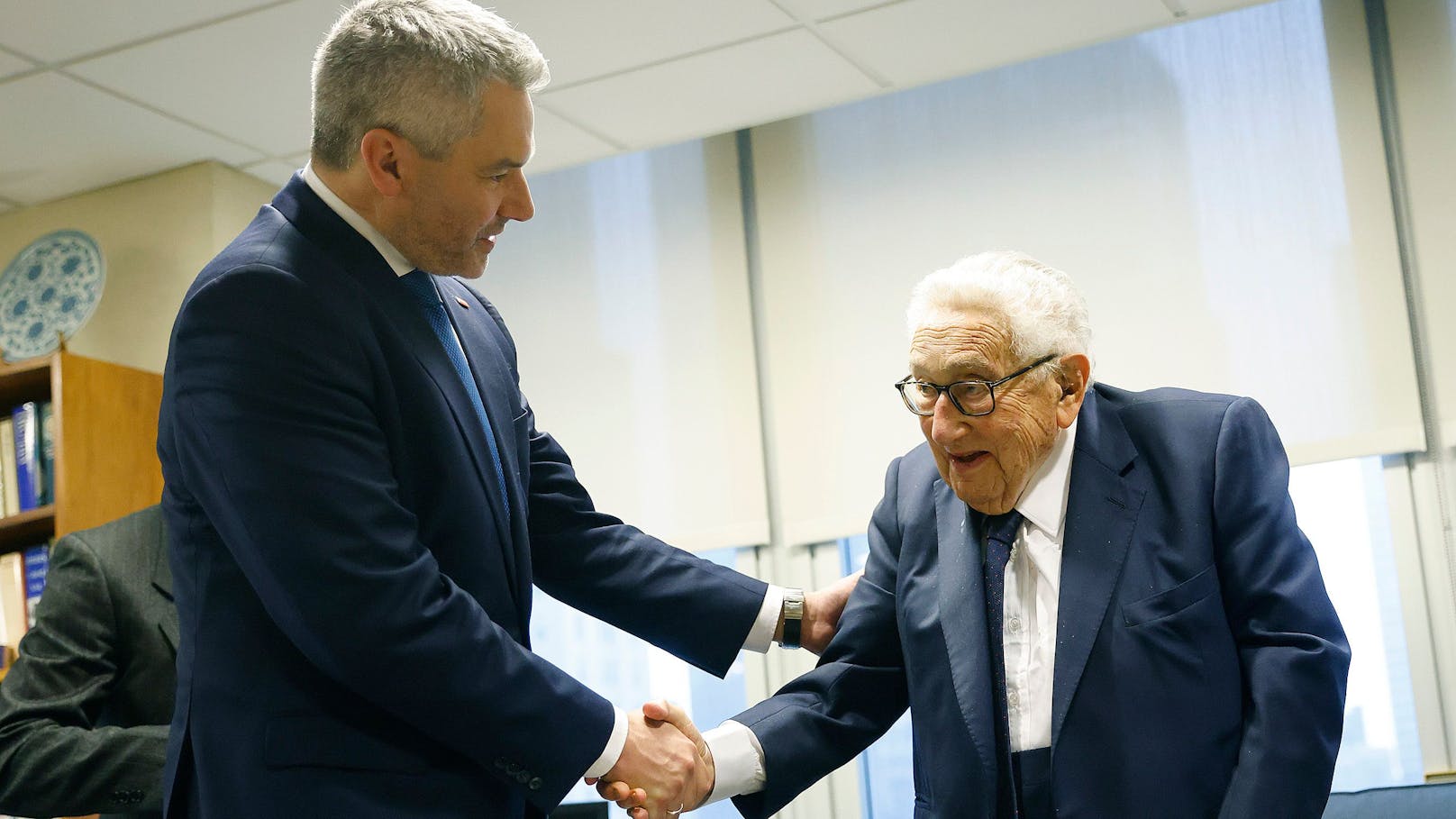 Der Kanzler traf Polit-Legende Henry Kissinger (99)