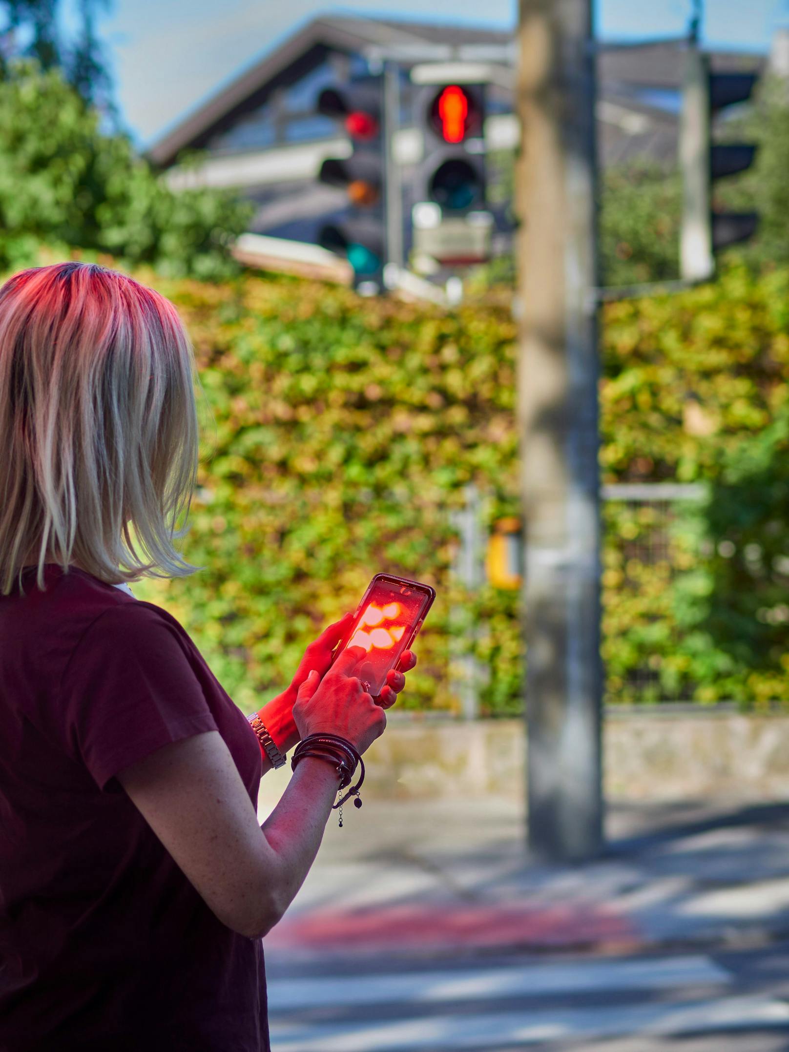 Aufnahmen der Hightech-Ampel und ihrer Funktionsweise. 