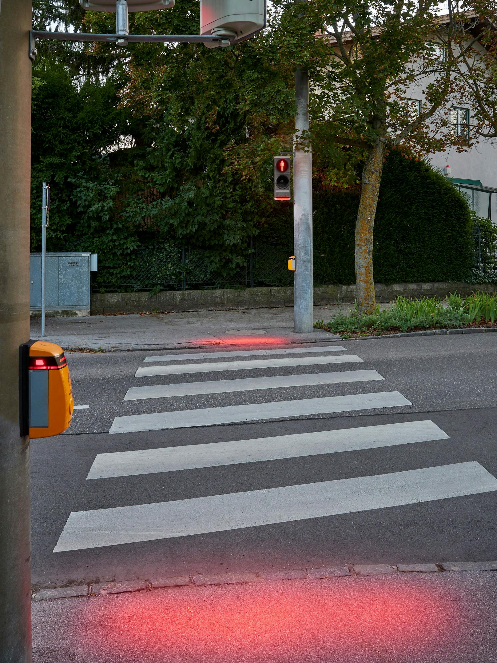 Aufnahmen der Hightech-Ampel und ihrer Funktionsweise. 