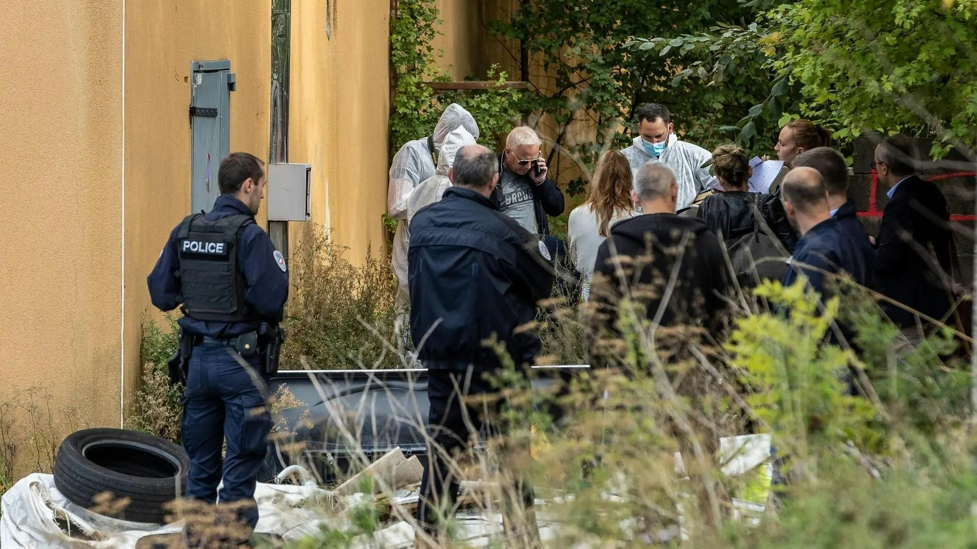Ein Passant stieß am Montagnachmittag in der Nähe einer leer stehenden Werkshalle auf eine unbekleidete geköpfte Tote.