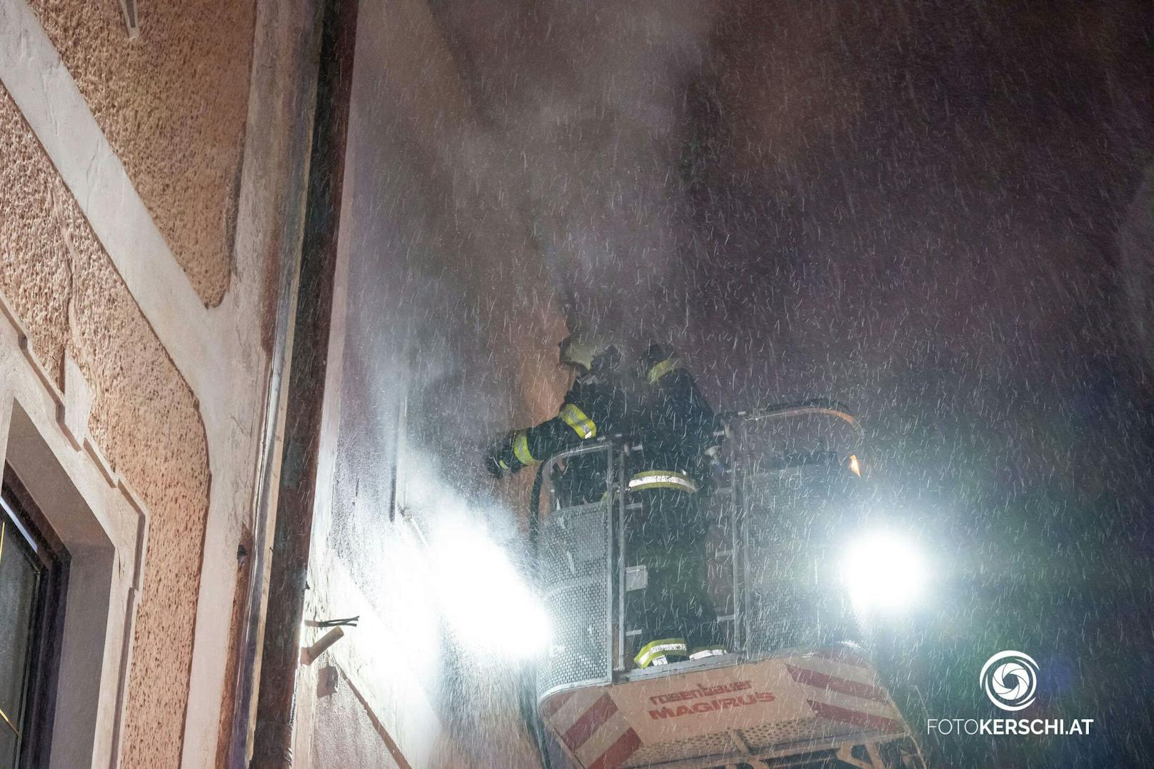 Zu einem Wohnungsbrand kam es am Montag gegen 19:20 Uhr in Enns. Beim Eintreffen der Polizei konnte bereits starke Rauchentwicklung in oberen Stock des Mehrparteienhauses wahrgenommen werden.