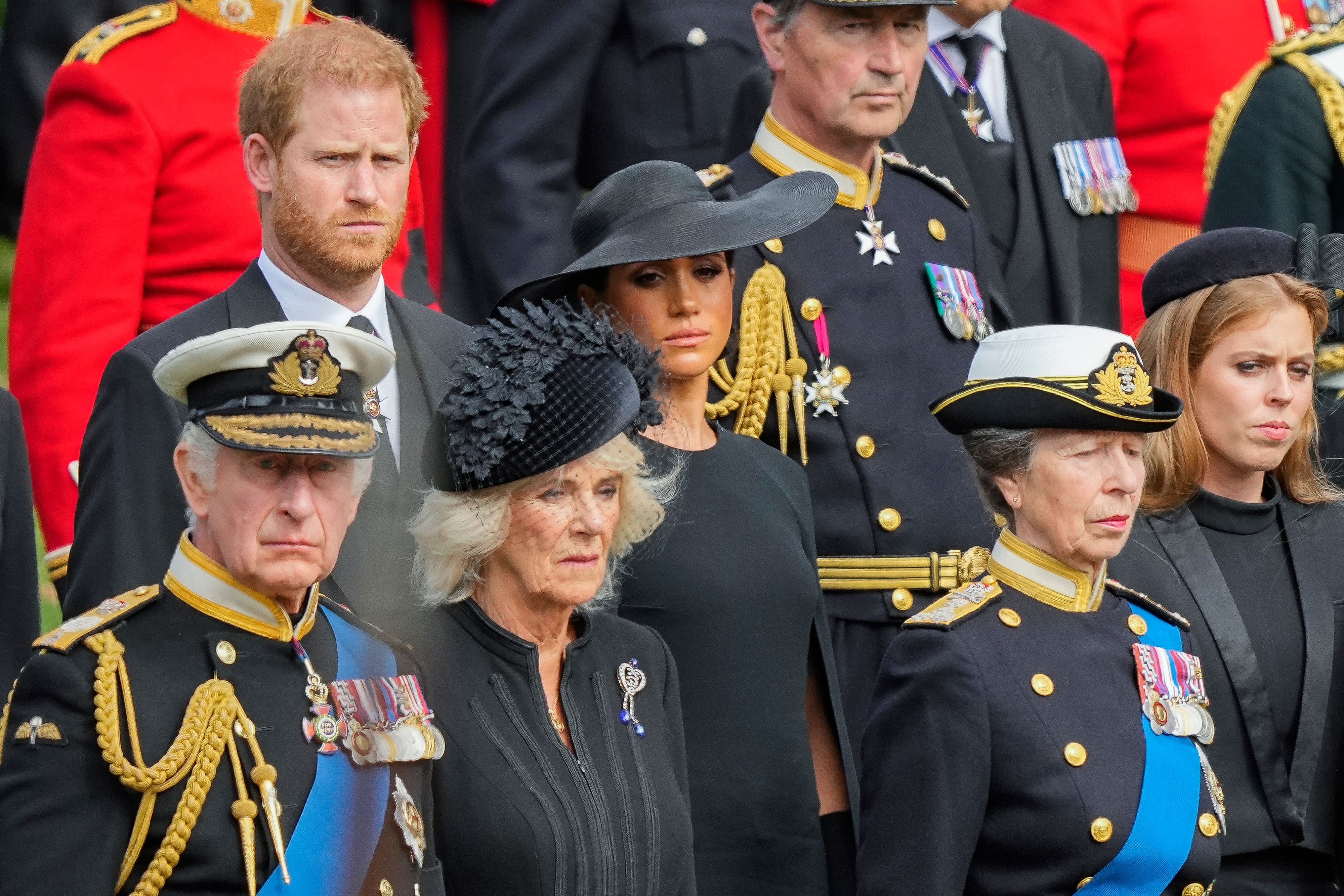 König Charles III. mit Queen Consort Camilla, Prinz Harry und Herzogin Meghan bei der Beerdigung der Queen.