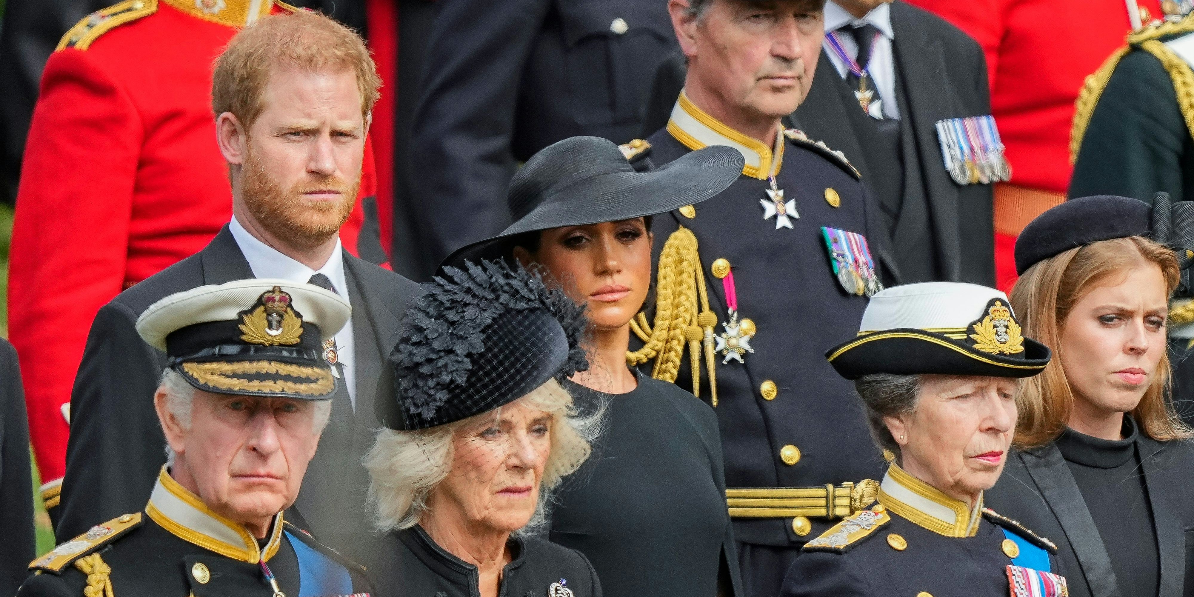 König Charles III. mit Queen Consort Camilla, Prinz Harry und Herzogin Meghan bei der Beerdigung der Queen.