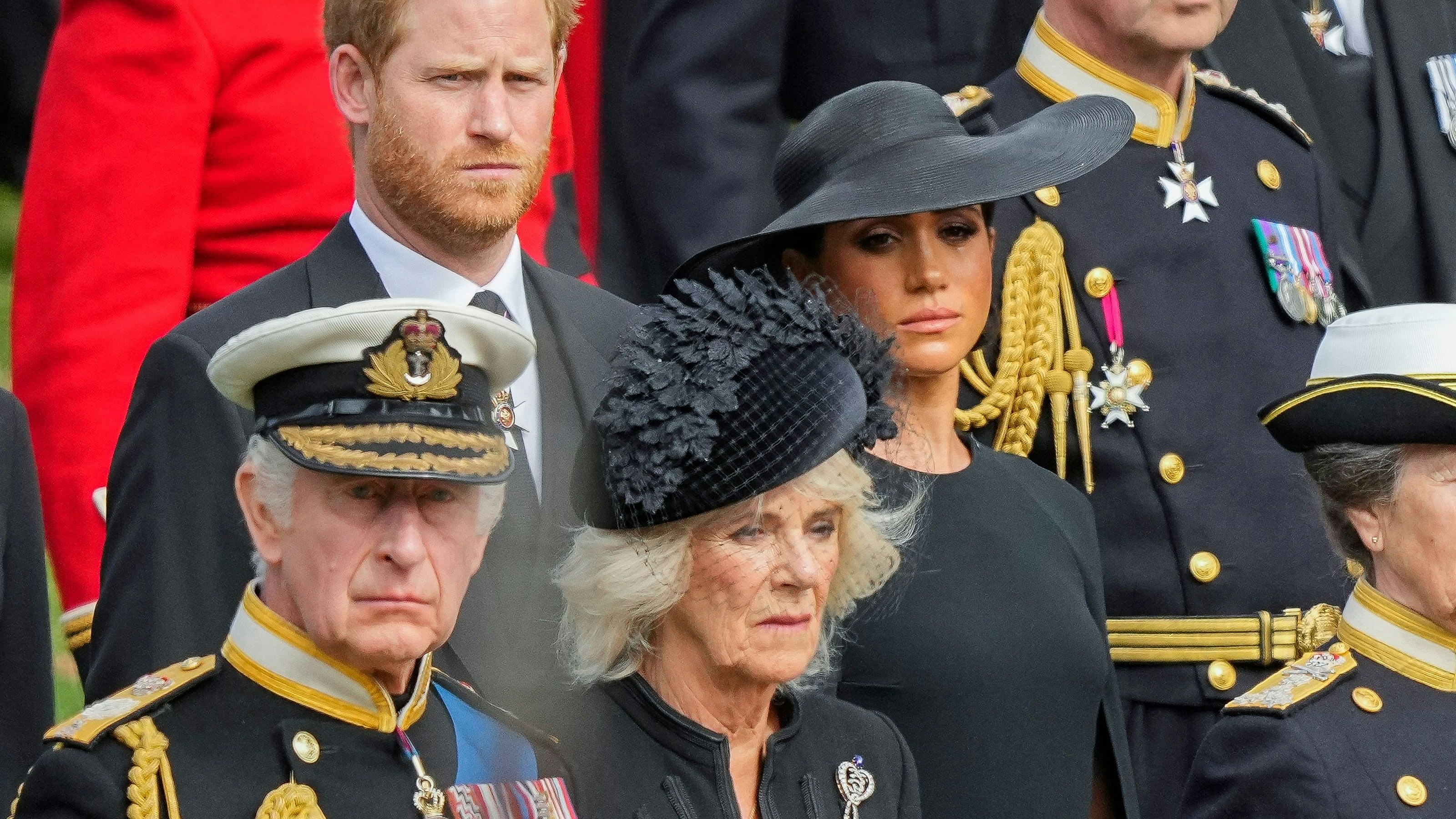König Charles III. mit Queen Consort Camilla, Prinz Harry und Herzogin Meghan bei der Beerdigung der Queen.