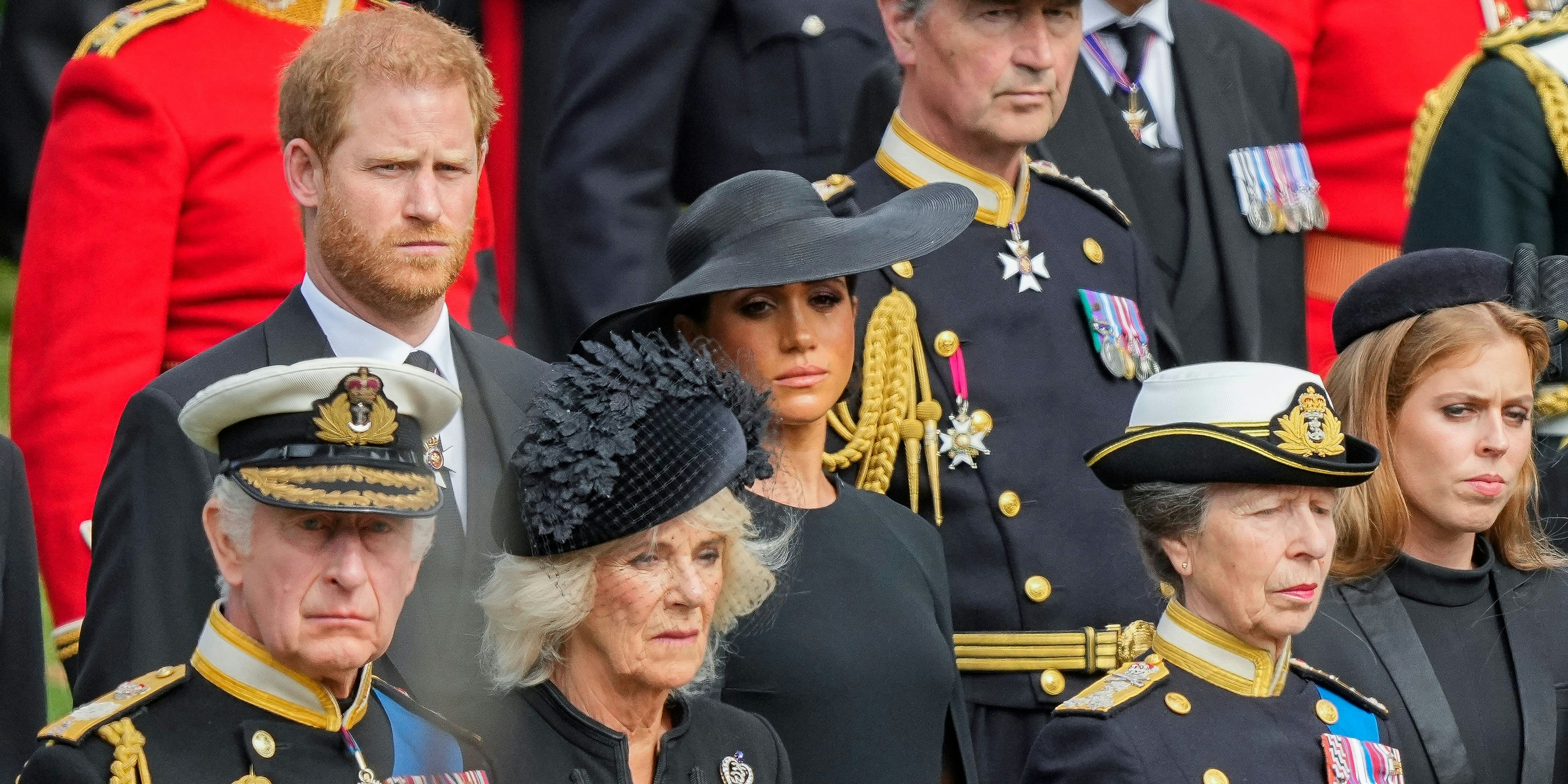 König Charles III. mit Queen Consort Camilla, Prinz Harry und Herzogin Meghan bei der Beerdigung der Queen.