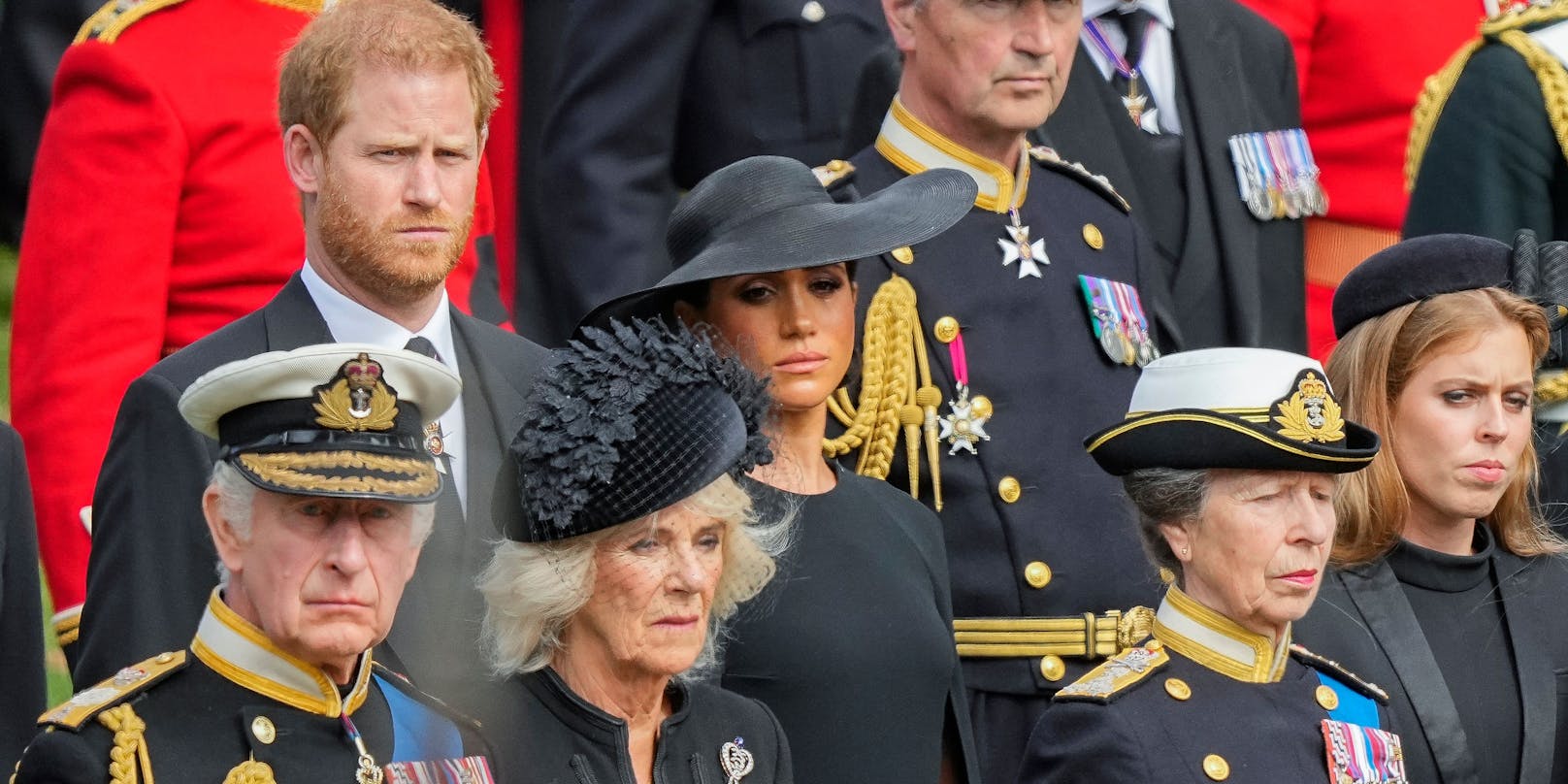 König Charles III. mit Queen Consort Camilla, Prinz Harry und Herzogin Meghan bei der Beerdigung der Queen.
