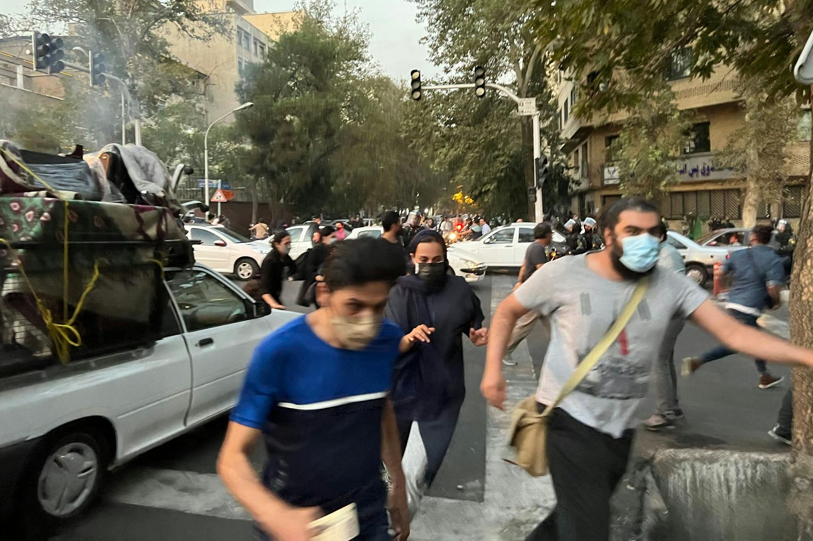 Die Unruhen nach dem ungeklärten Tod der Iranerin Mahsa Amini, die wegen "unislamischer" Kleidung von der Religionspolizei verhaftet wurde, weiten sich aus.