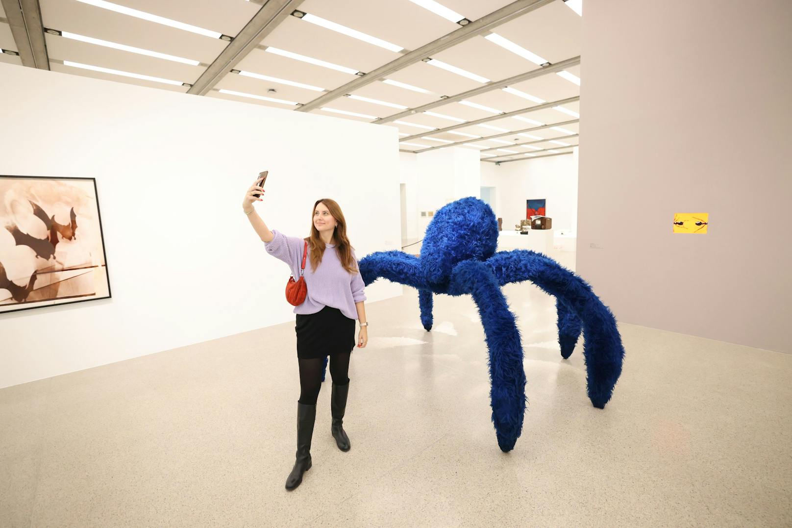 Piono Pascalis "Blaue Witwe" begrüßt Museums-Besucher im Eingangsbereich und steht auch für das eine oder andere Selfie bereit.