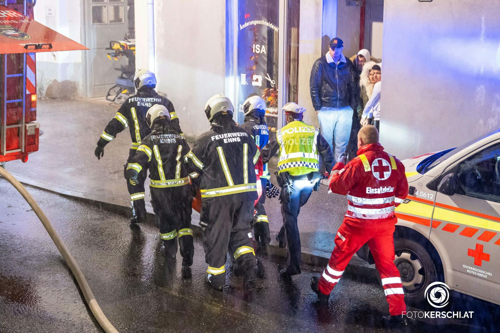 Zu einem Wohnungsbrand kam es am Montag gegen 19:20 Uhr in Enns. Beim Eintreffen der Polizei konnte bereits starke Rauchentwicklung in oberen Stock des Mehrparteienhauses wahrgenommen werden.