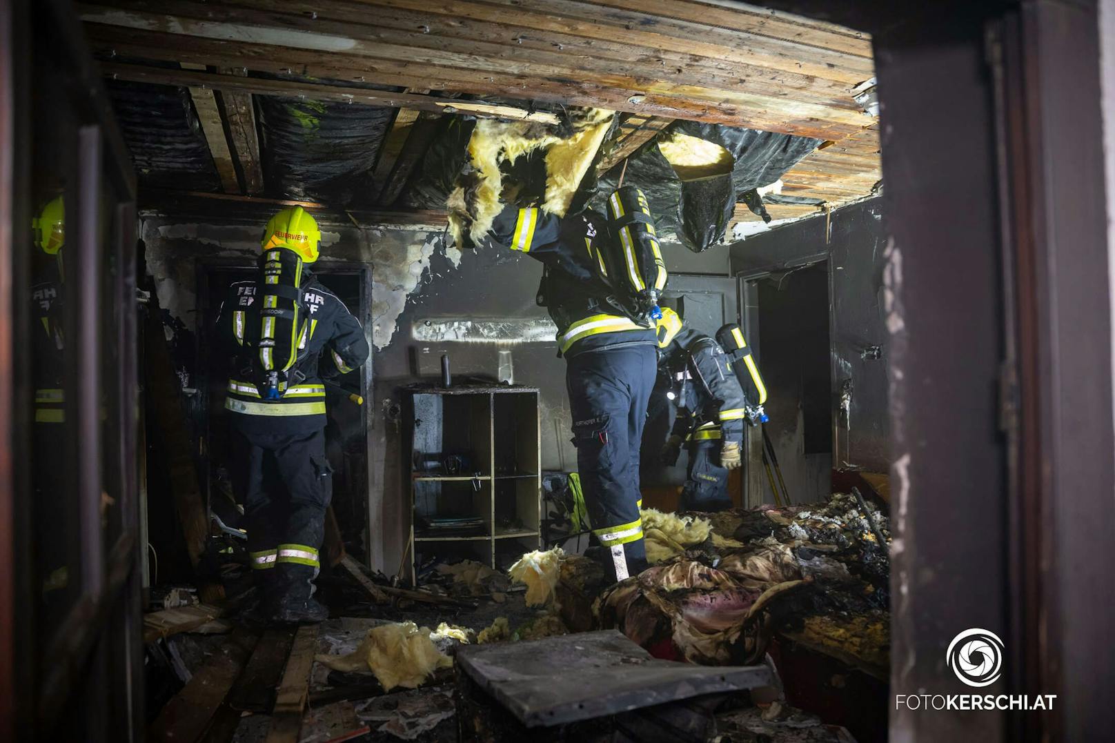 Zu einem Wohnungsbrand kam es am Montag gegen 19:20 Uhr in Enns. Beim Eintreffen der Polizei konnte bereits starke Rauchentwicklung in oberen Stock des Mehrparteienhauses wahrgenommen werden.