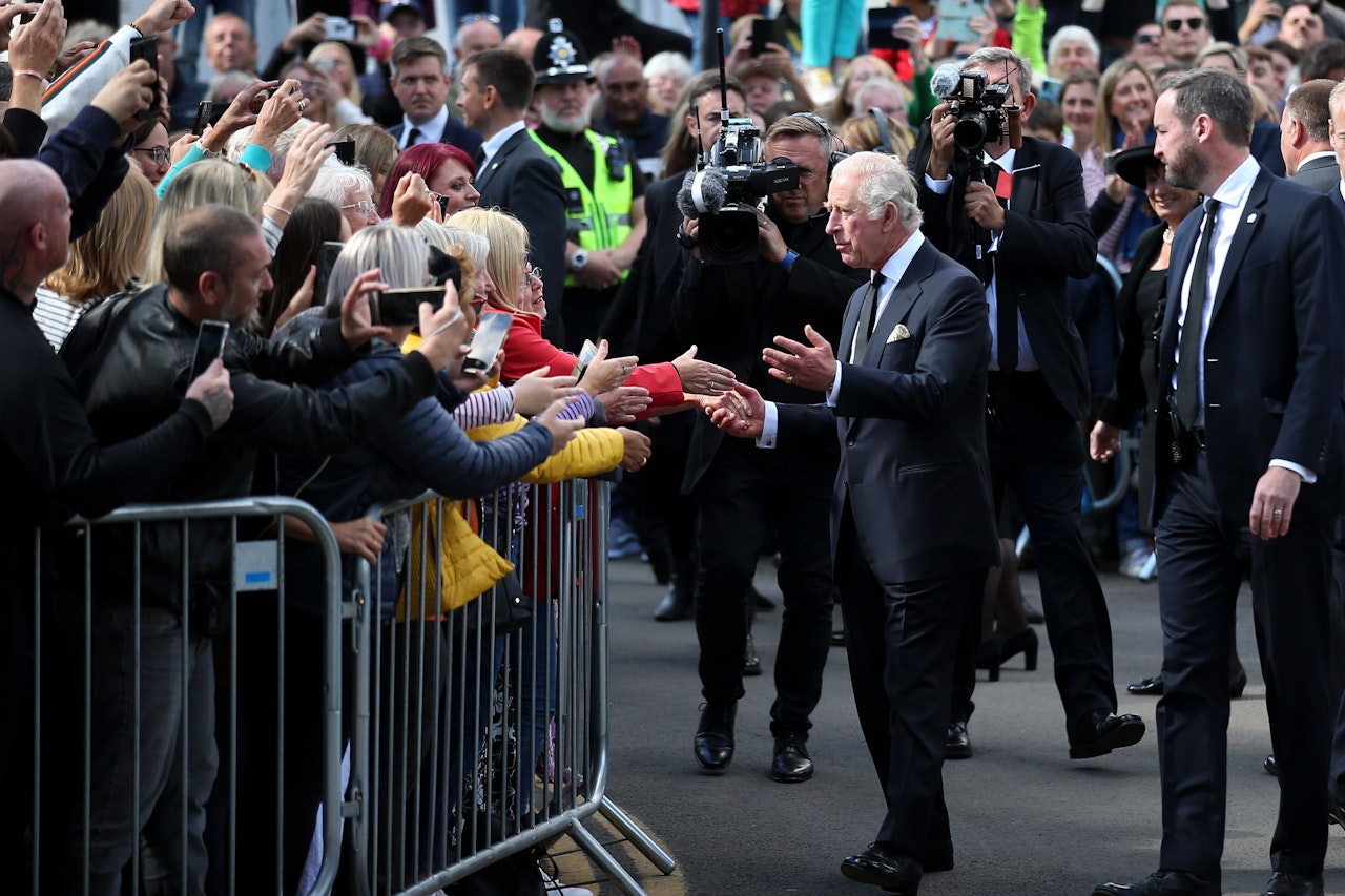 Heute.at - Bodyguards von König Charles sollen Fake-Hände benutzen