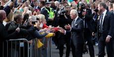Bodyguards von König Charles sollen Fake-Hände benutzen