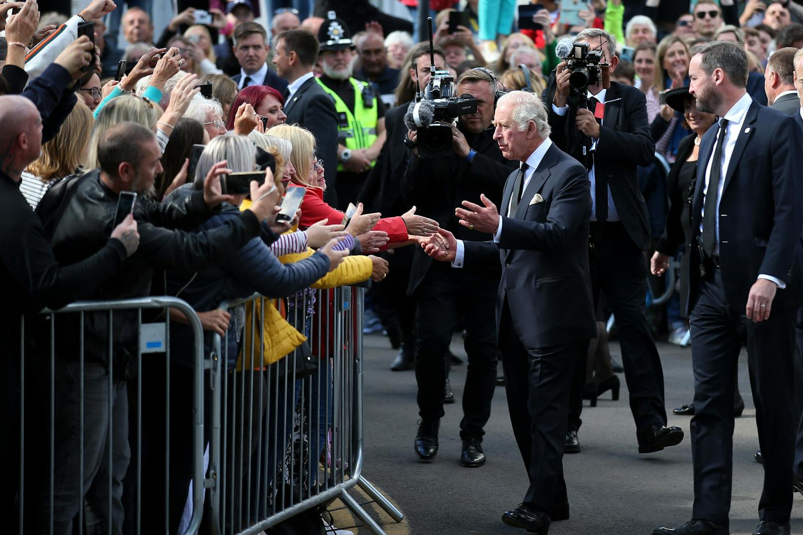 Bodyguards von König Charles sollen Fake-Hände benutzen