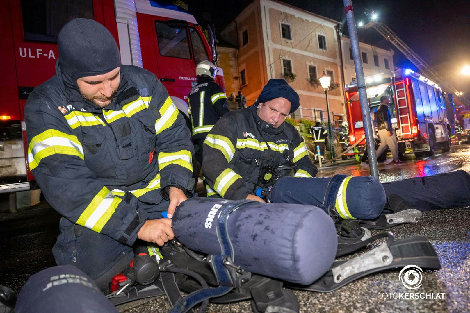 Zu einem Wohnungsbrand kam es am Montag gegen 19:20 Uhr in Enns. Beim Eintreffen der Polizei konnte bereits starke Rauchentwicklung in oberen Stock des Mehrparteienhauses wahrgenommen werden.