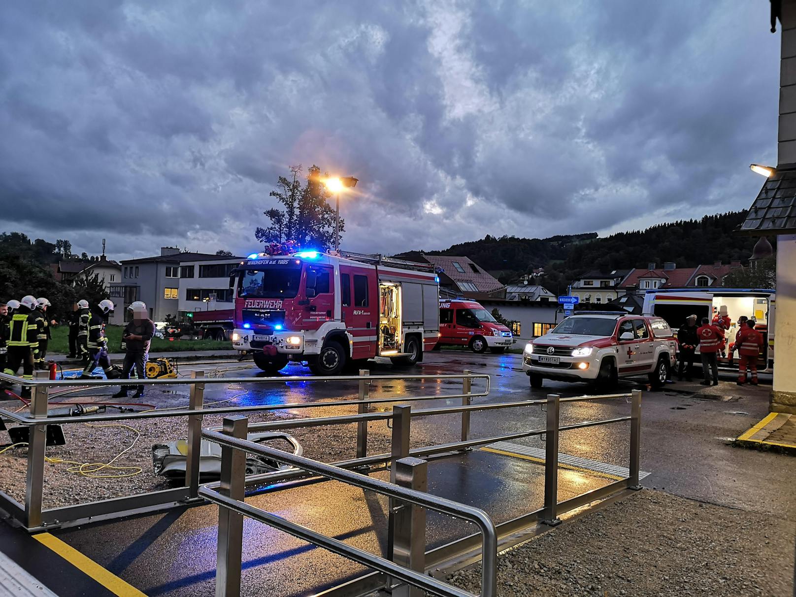 Kleinbus kollidierte mit Zug: Die Feuerwehr im Einsatz