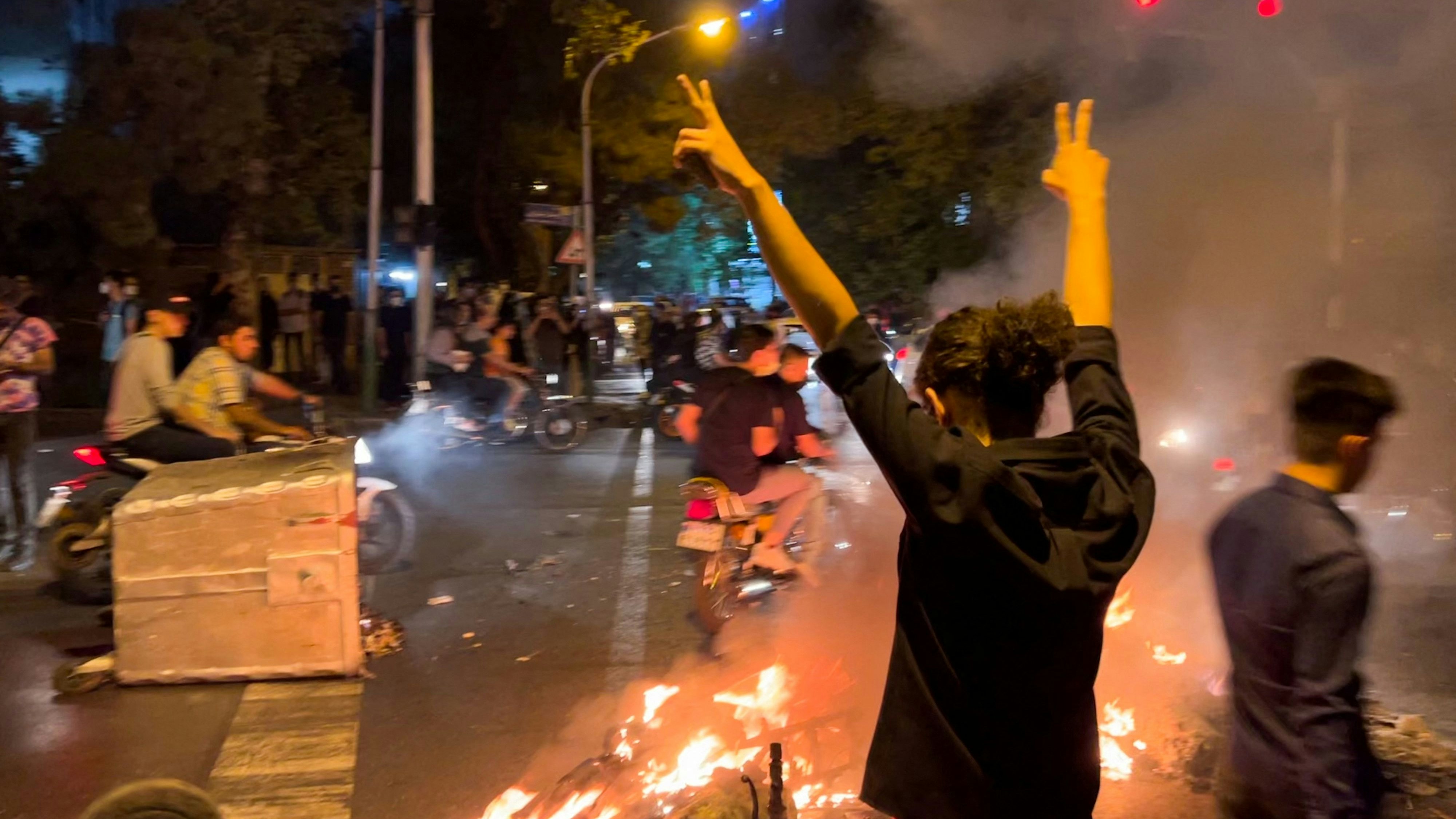 Viele Frauen verbrennen aus Protest ihre Hidschabs.
