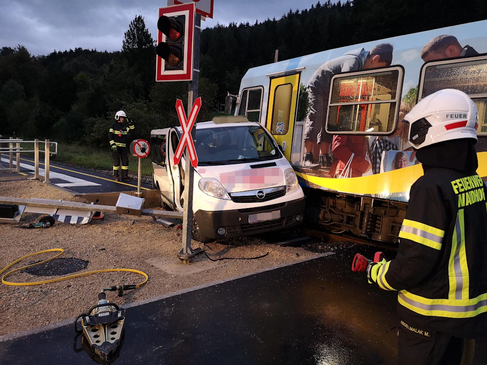 Kleinbus kollidierte mit Zug: Die Feuerwehr im Einsatz