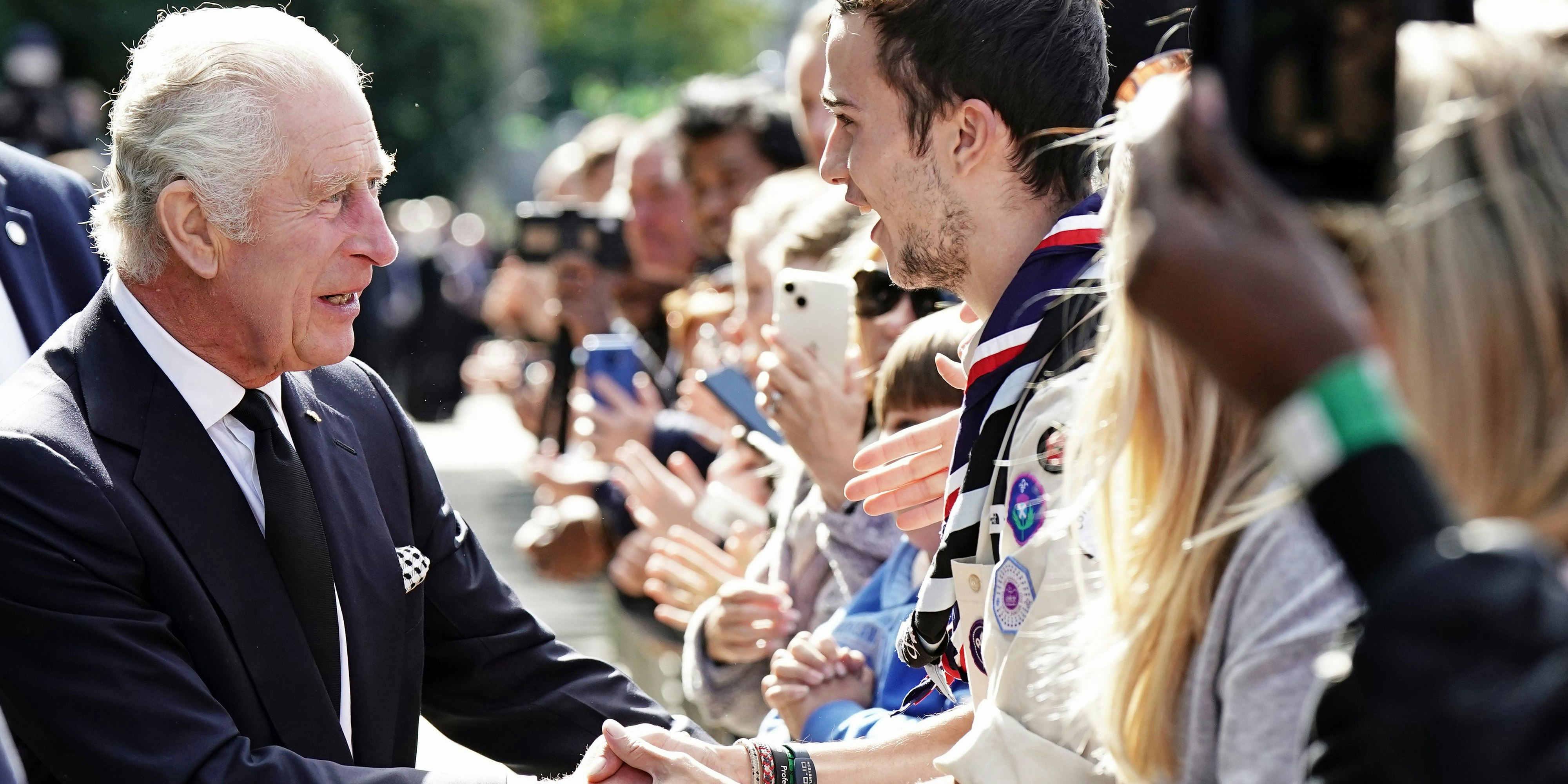 Nach dem Tod der Queen zeigte sich Charles volksnah.