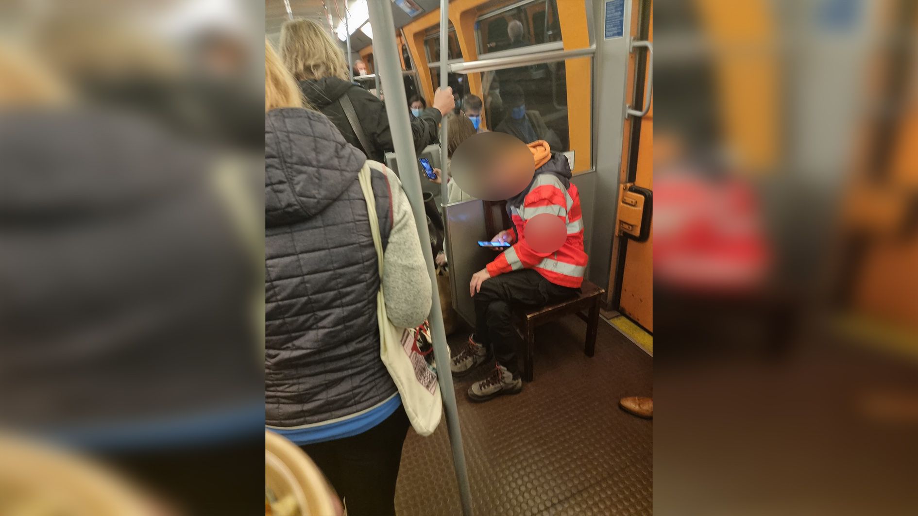 Der junge Passagier sorgte nicht nur aufgrund des Möbelstücks in dem Öffi für viel Aufsehen - er trug auch keine Maske.