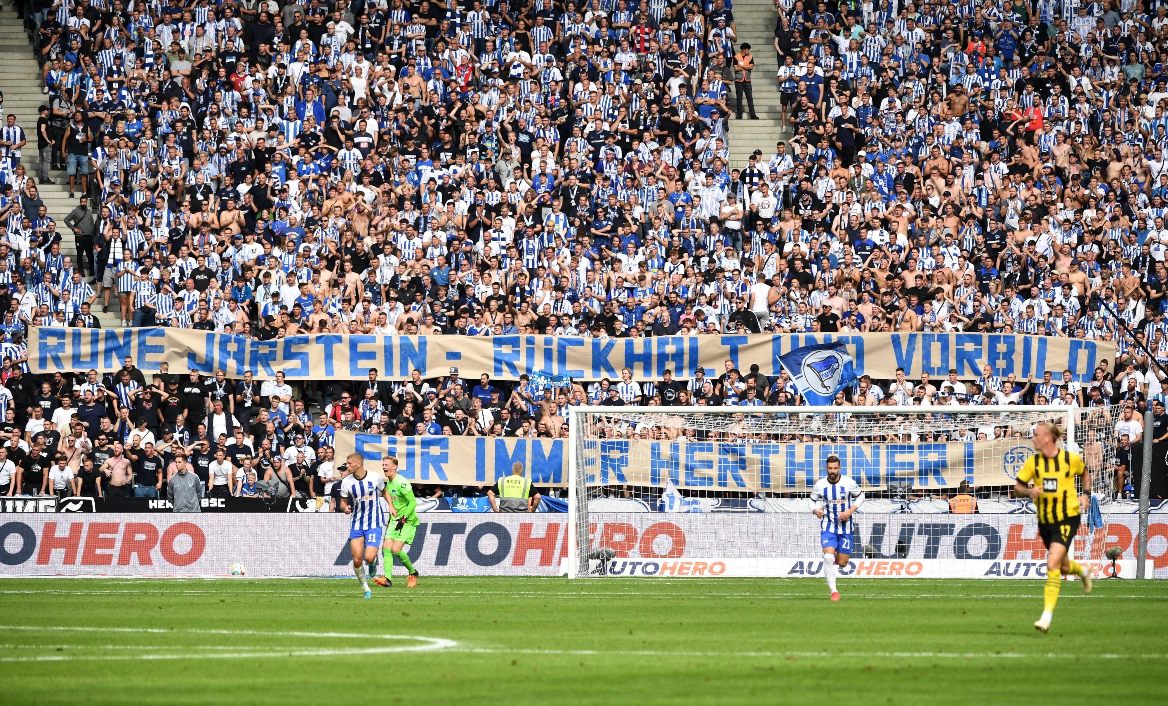 Die Fans feiern den in Ungnade gefallenen Goalie.