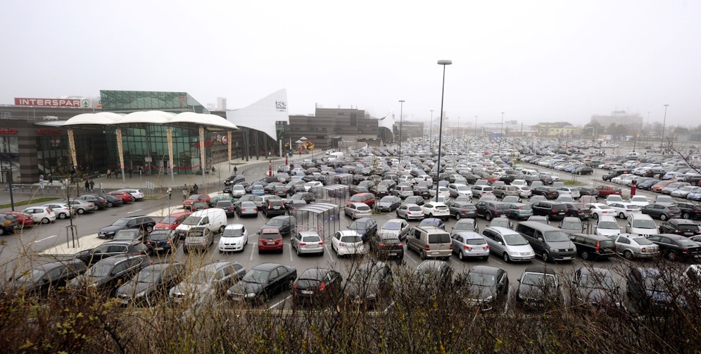 Randvoller Parkplatz der Shopping City Süd (SCS) an einem 8. Dezember. Archivbild