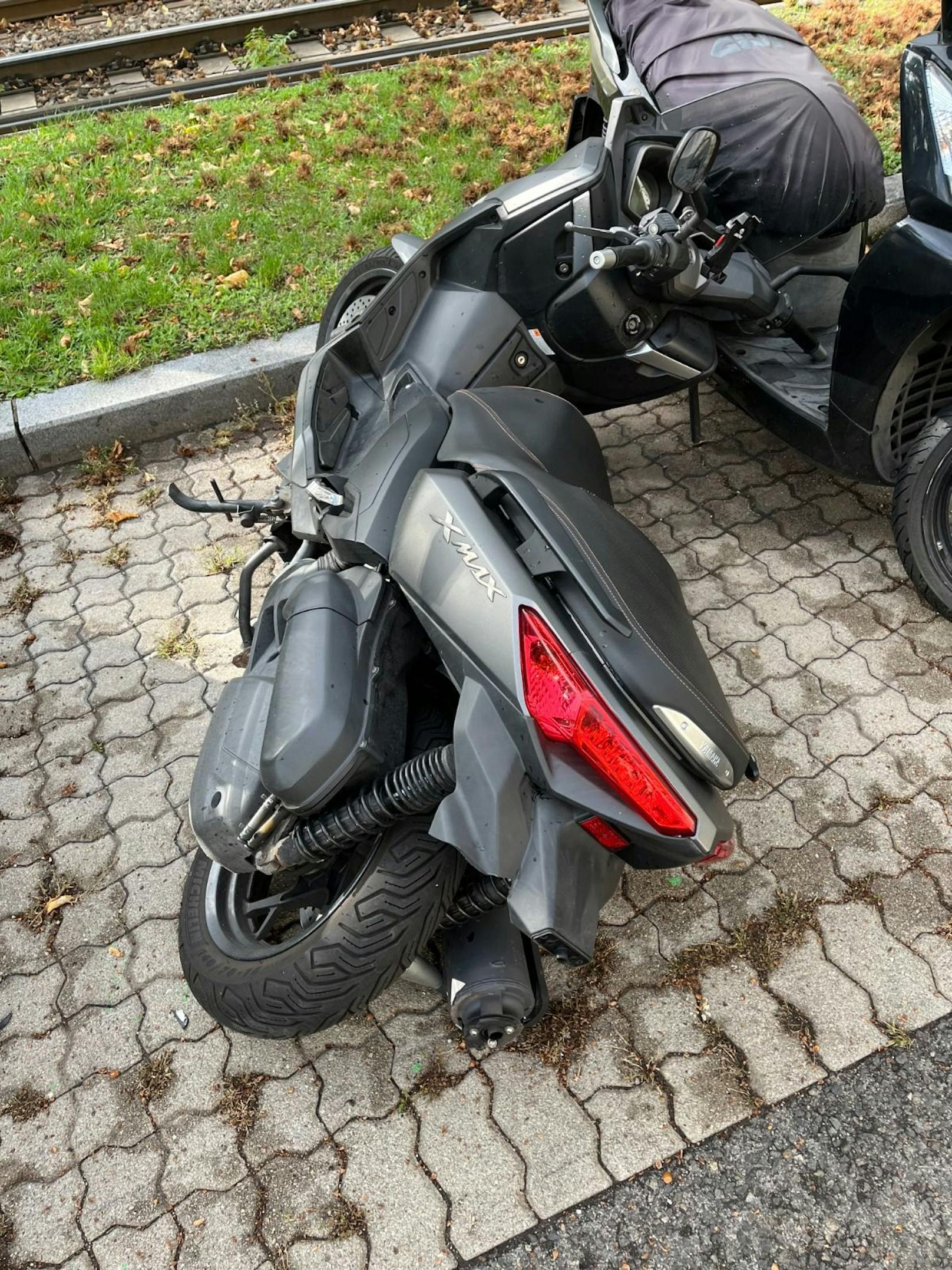 Ein Motorrad wurde umgestoßen.