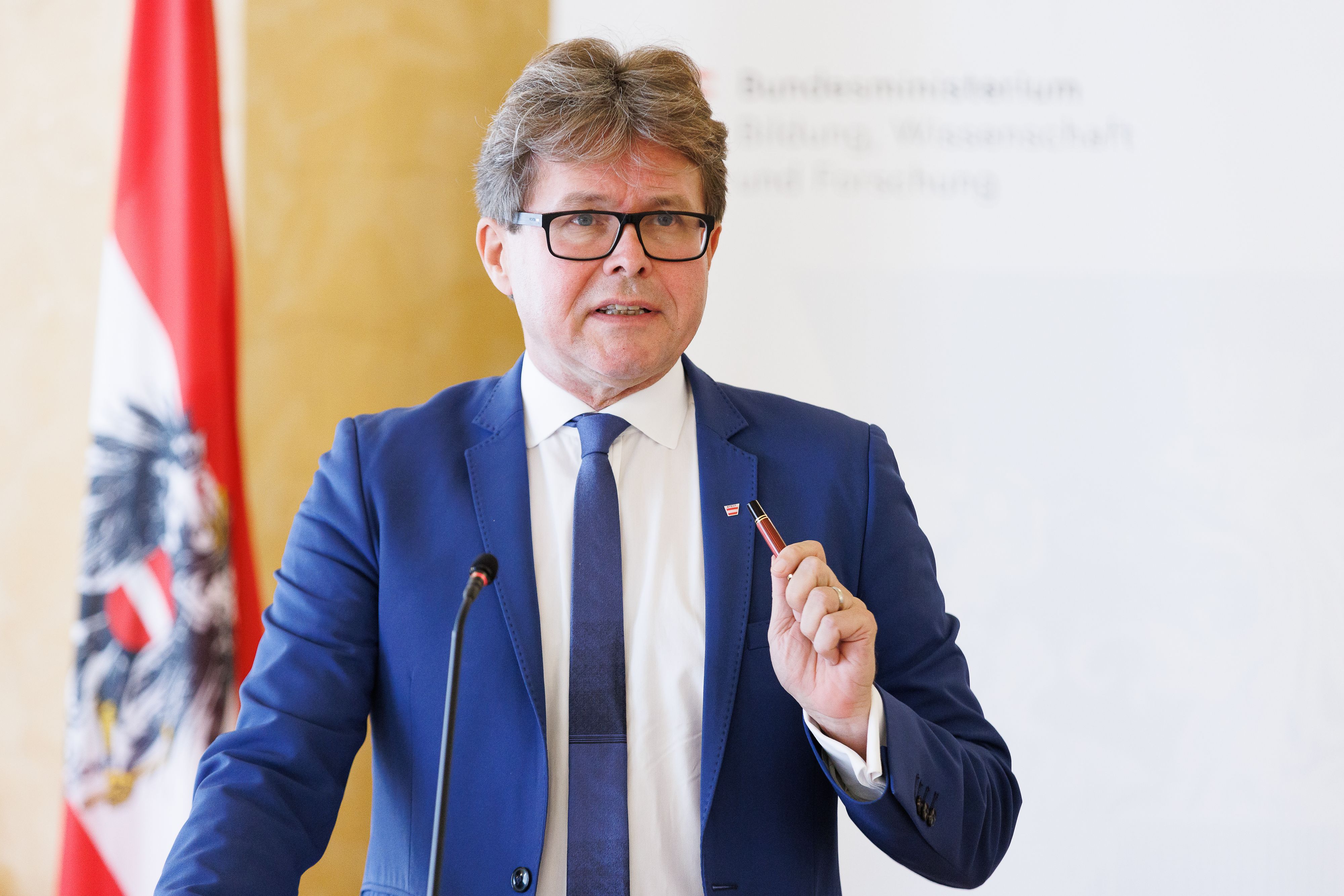 Bildungsminister Martin Polaschek möchte mehr Maßnahmen im Kampf gegen Antisemitismus an Schulen etablieren.