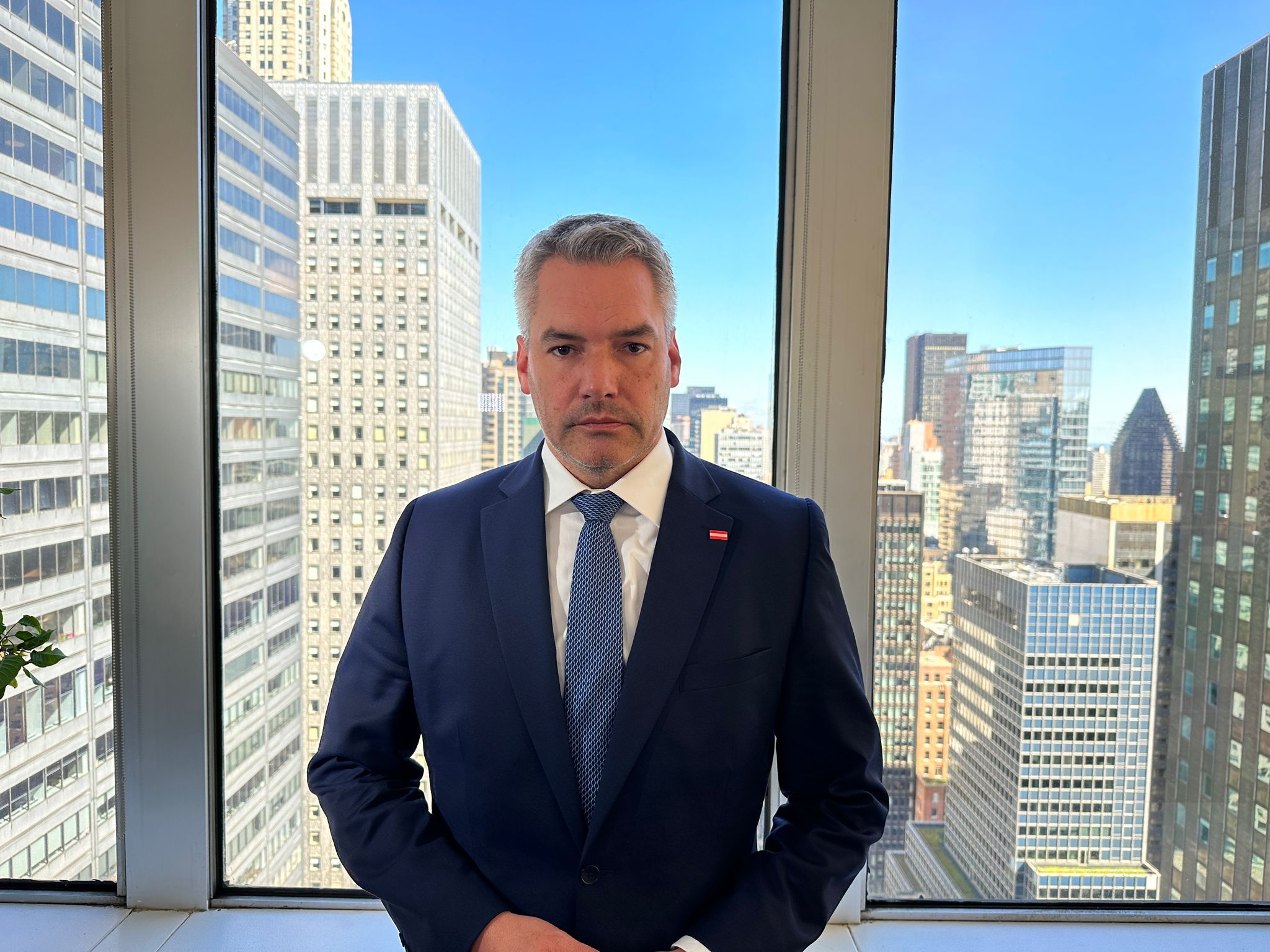 Kanzler Karl Nehammer weilt in New York. Am Mittwoch wendet er sich an die Österreicherinnen und Österreicher.