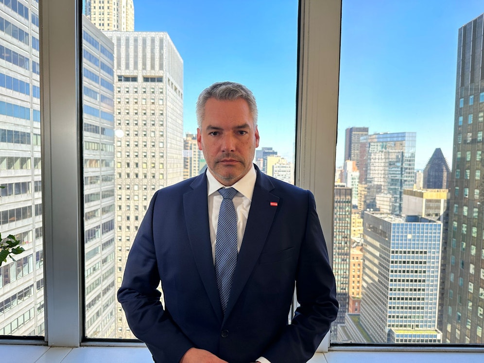Kanzler Karl Nehammer weilt in New York. Am Mittwoch wendet er sich an die Österreicherinnen und Österreicher.