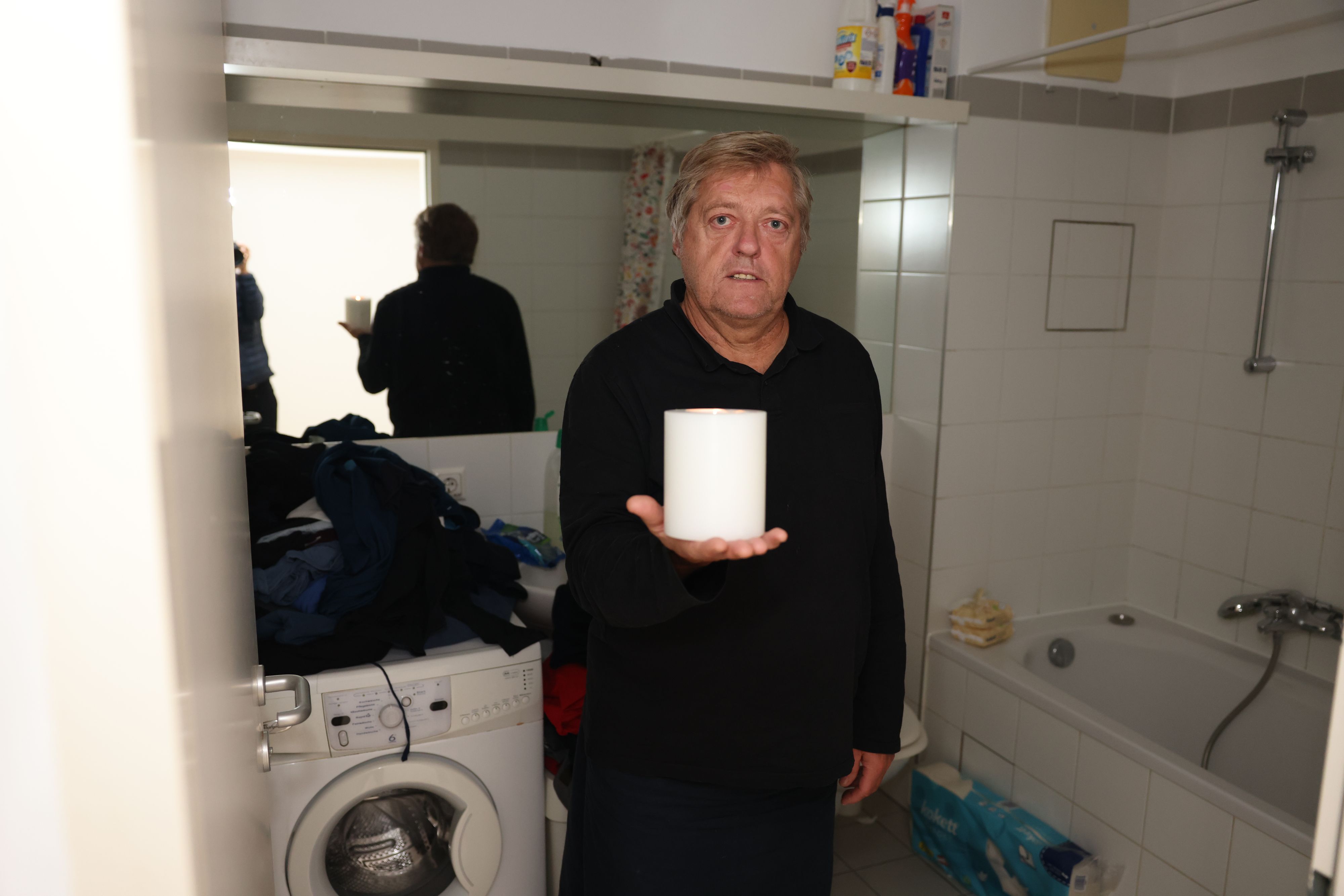 Kurt L. hatte sechs Tage lang keinen Strom in der Wohnung. Musste sich bei Kerzenschein waschen und die Zähne putzen.