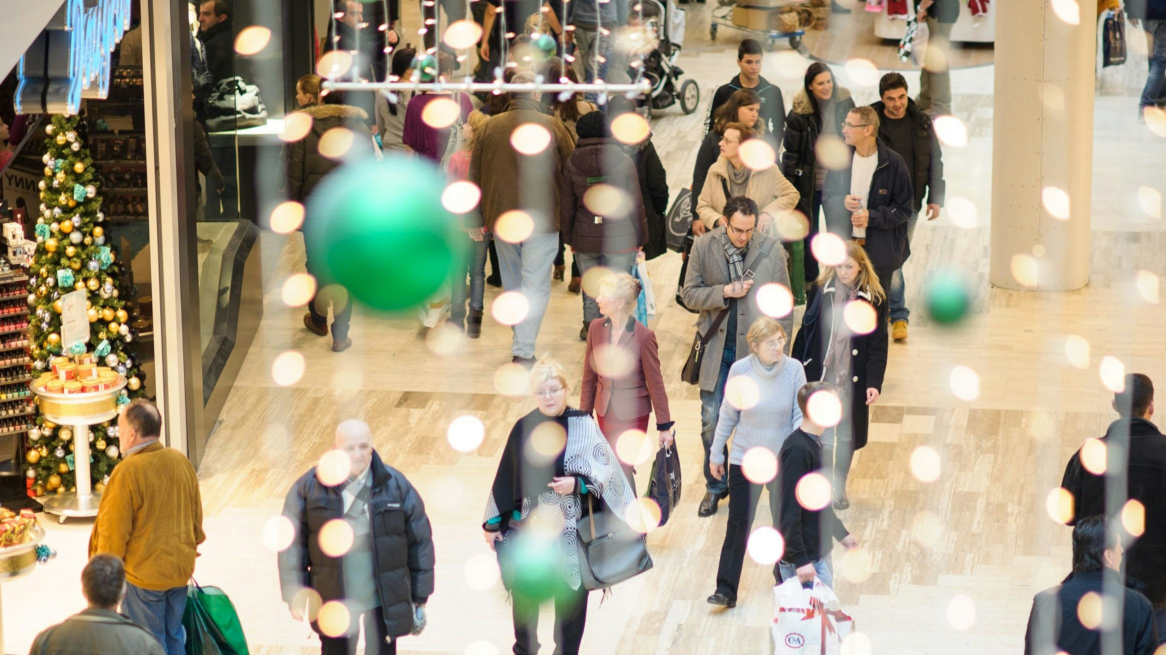 Download von www.picturedesk.com am 21.09.2022 (13:14).  THEMENBILD - Weihnachtsshopping in der Shopping City Sued. Das Bild wurde am 08. Dezember 2012 aufgenommen. im Bild Weihnachstbeleuchtung, Menschen beim Einkaufen in der SCS // THEME IMAGE FEATURE - Christmas Shopping at Shopping City Sued. The image was taken on december, 8th, 2012. Picture shows christmas lighting above floors at Shopping City Sued, AUT, EXPA Pictures © 2012, PhotoCredit: EXPA/ M. Gruber - 20121208_PD5813 - Rechteinfo: Rights Managed (RM)