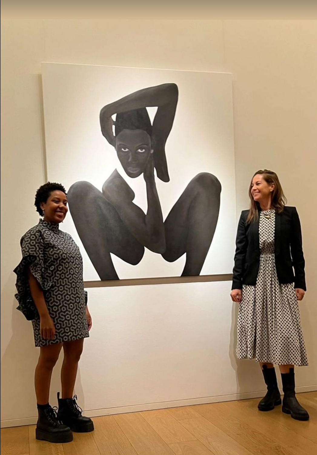 Sungi Mlengeya mit Birgit Lauda in ihrer ersten Ausstellung in Österreich.